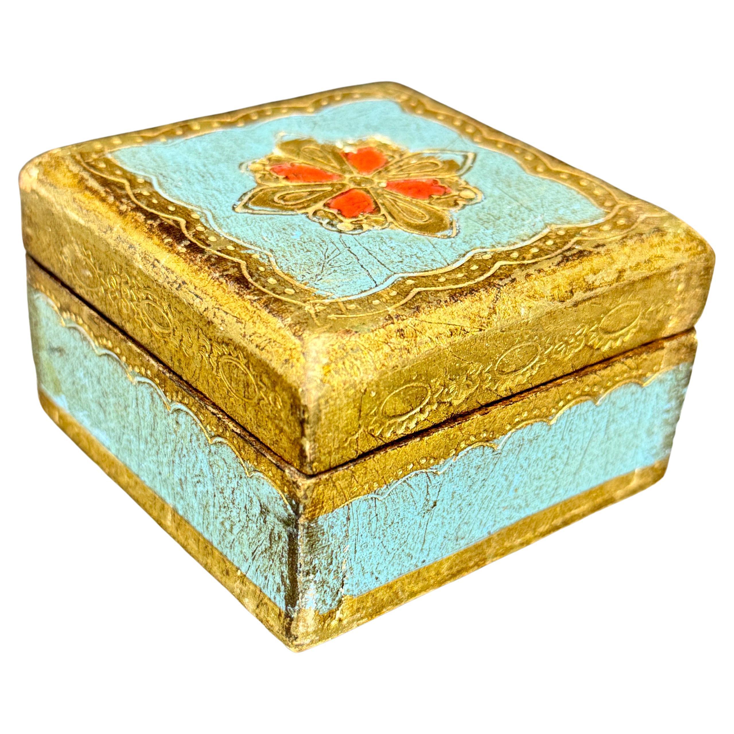 Encantadora caja artesanal florentina italiana de mediados de siglo. Esta caja de madera dorada puede utilizarse para guardar tus joyas favoritas, así como una pieza independiente en una mesita auxiliar a modo de decoración. Gran pieza para añadir a