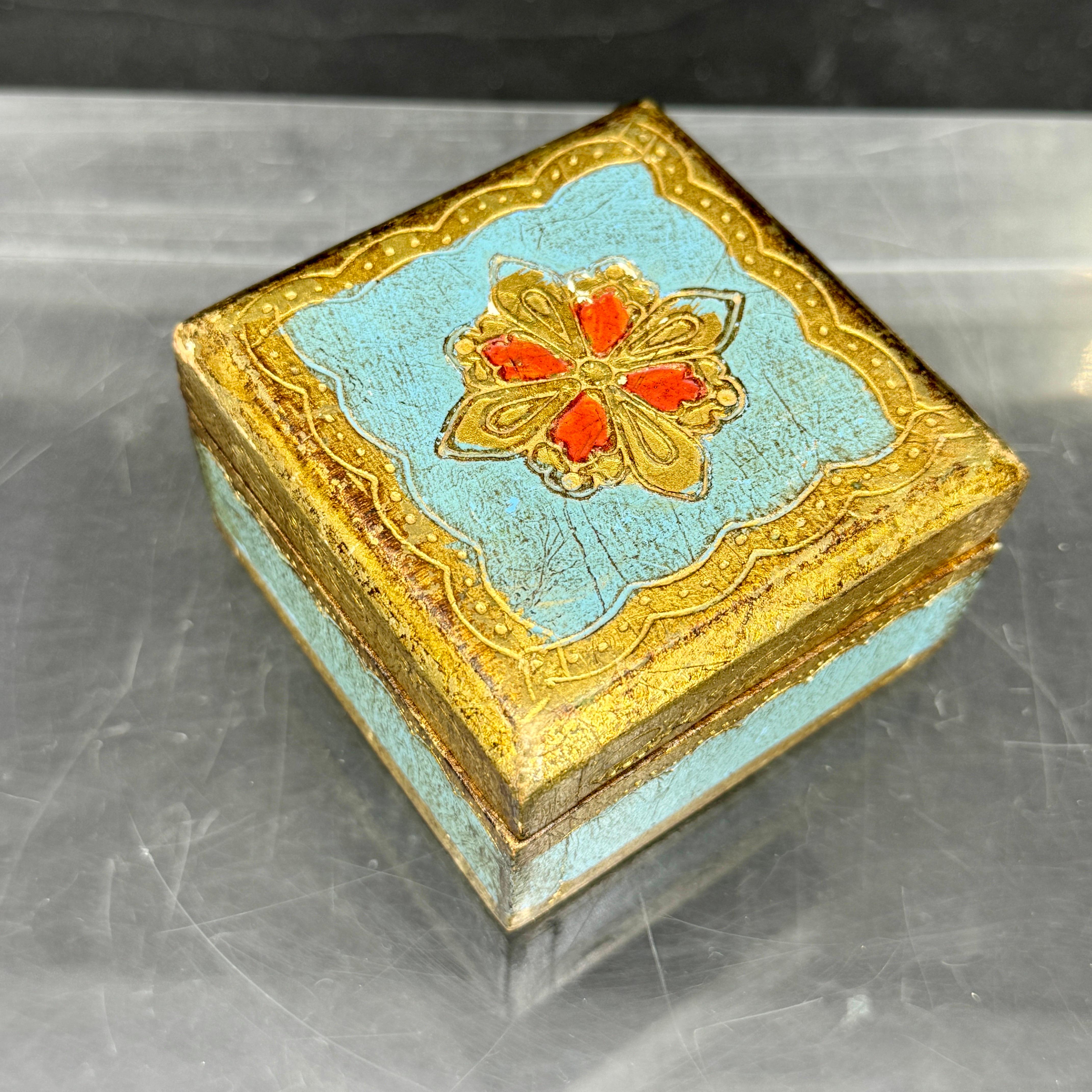 Pequeña caja cuadrada de baratijas florentina antigua de madera azul y dorada Moderno de mediados de siglo en venta