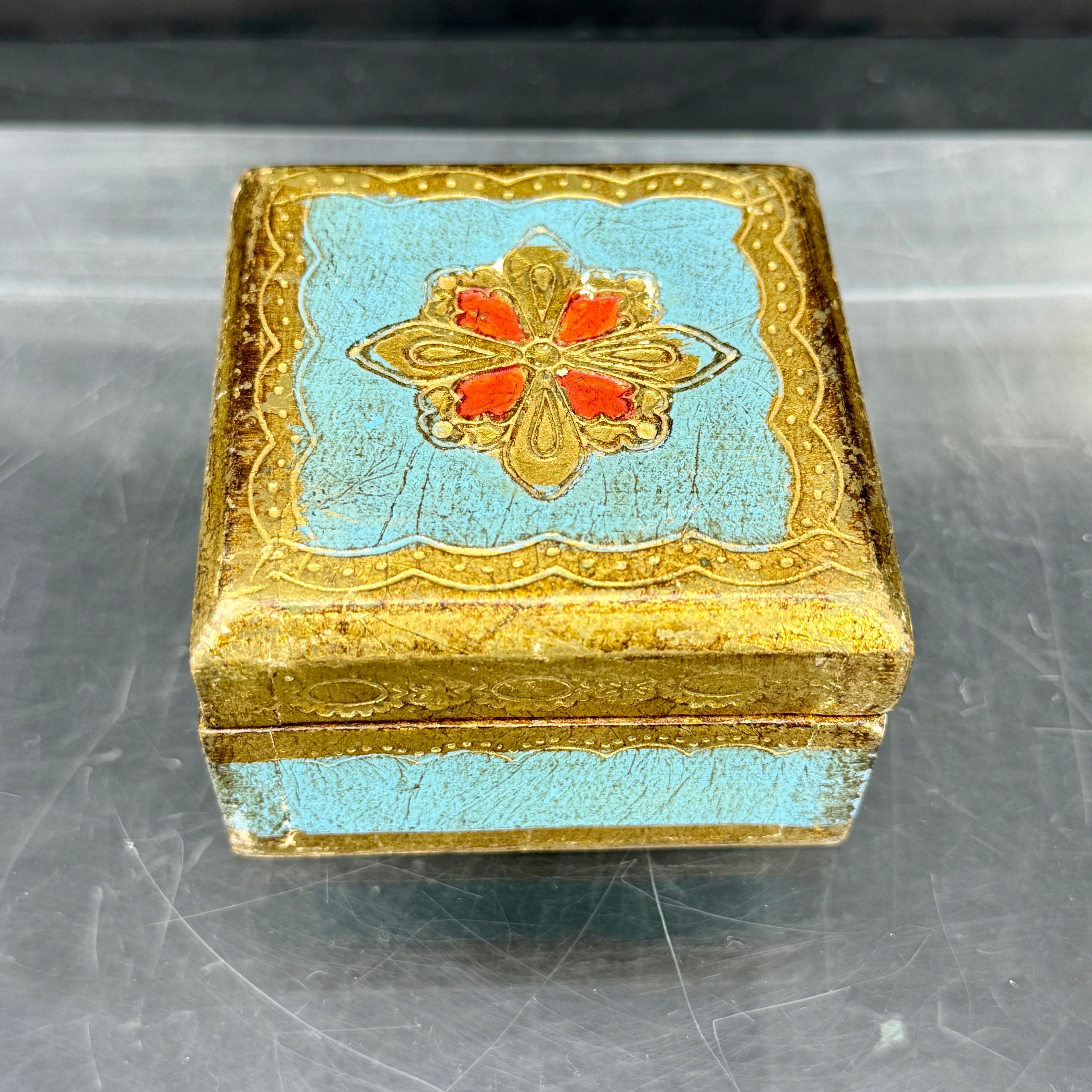 Pequeña caja cuadrada de baratijas florentina antigua de madera azul y dorada Italiano en venta