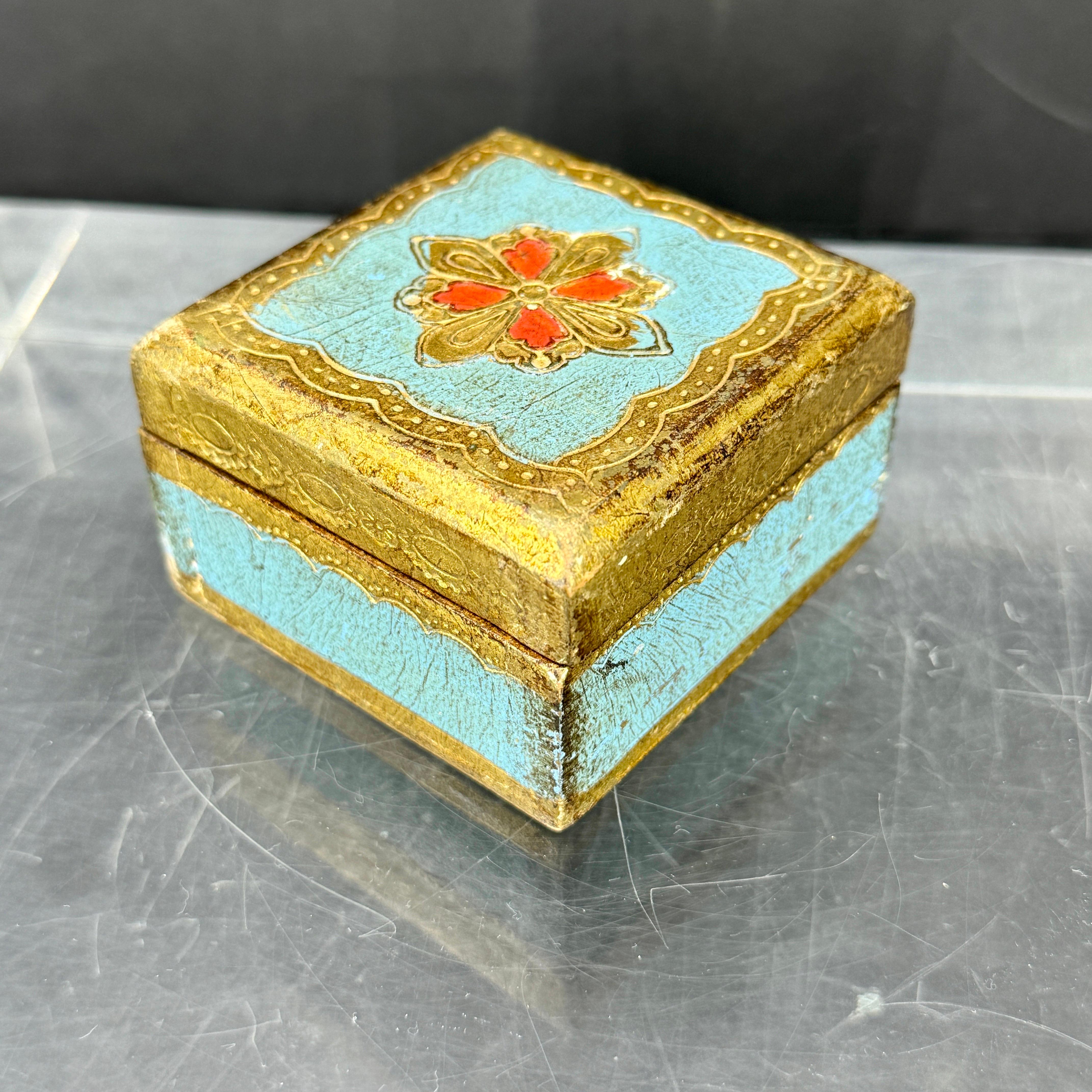 Pequeña caja cuadrada de baratijas florentina antigua de madera azul y dorada Hecho a mano en venta