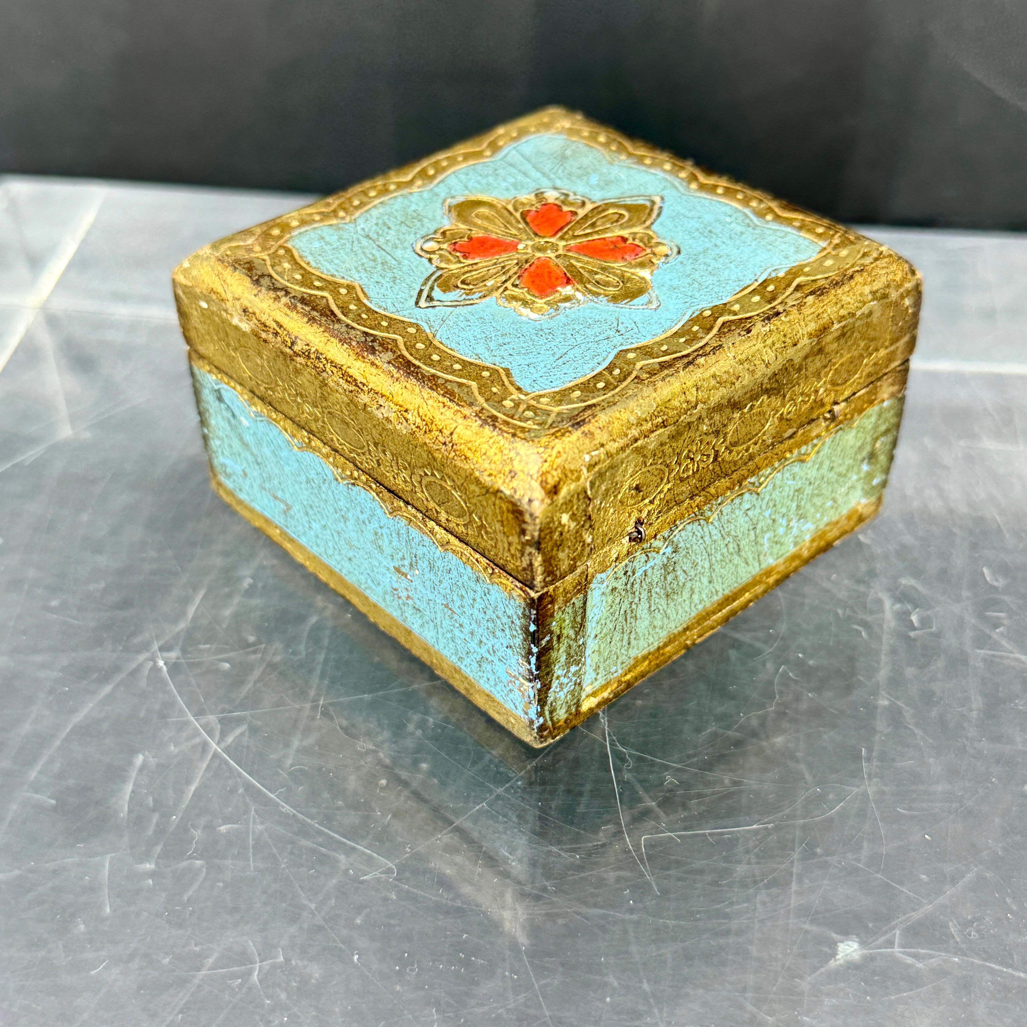 Pequeña caja cuadrada de baratijas florentina antigua de madera azul y dorada en Bueno estado para la venta en Haddonfield, NJ