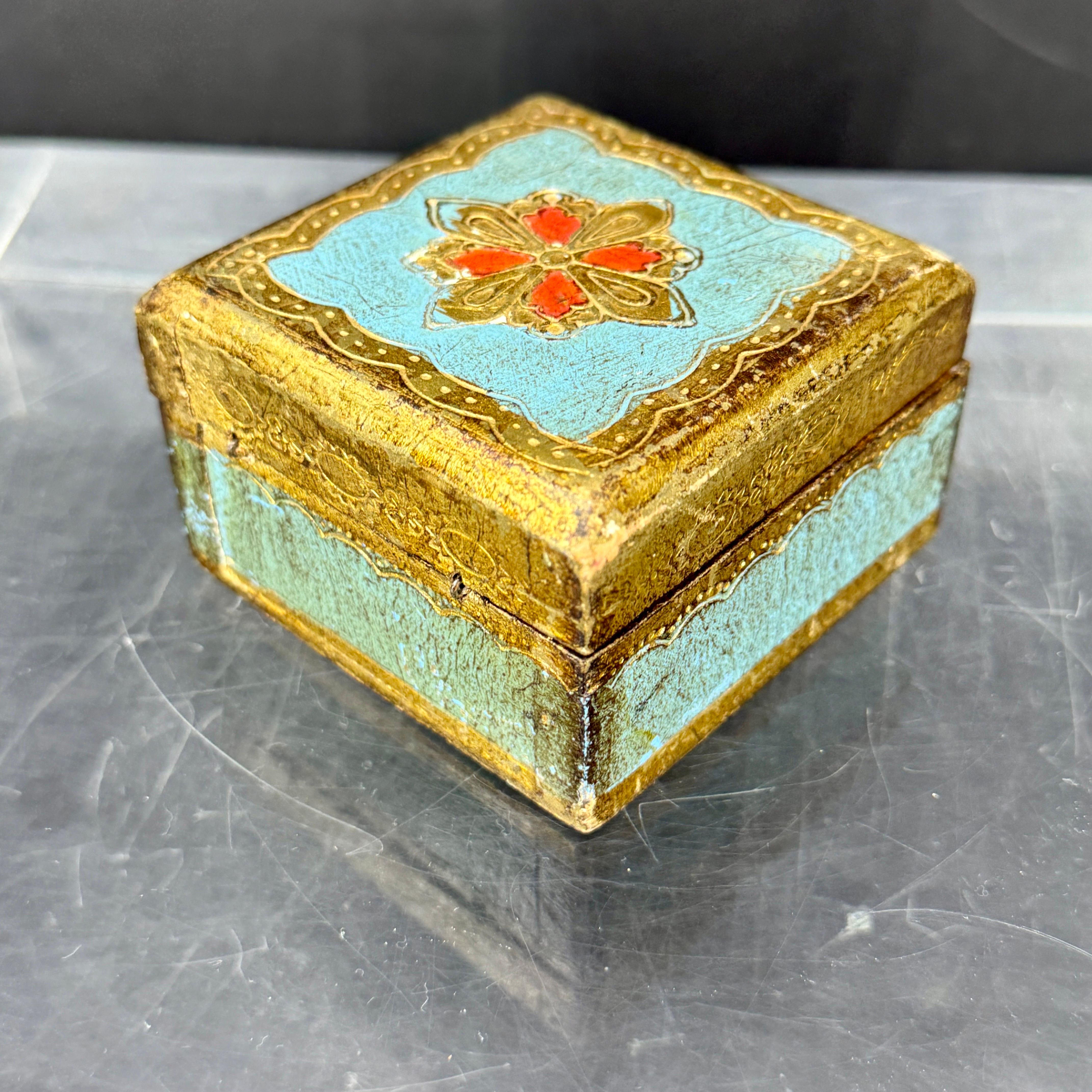 Pequeña caja cuadrada de baratijas florentina antigua de madera azul y dorada siglo XX en venta