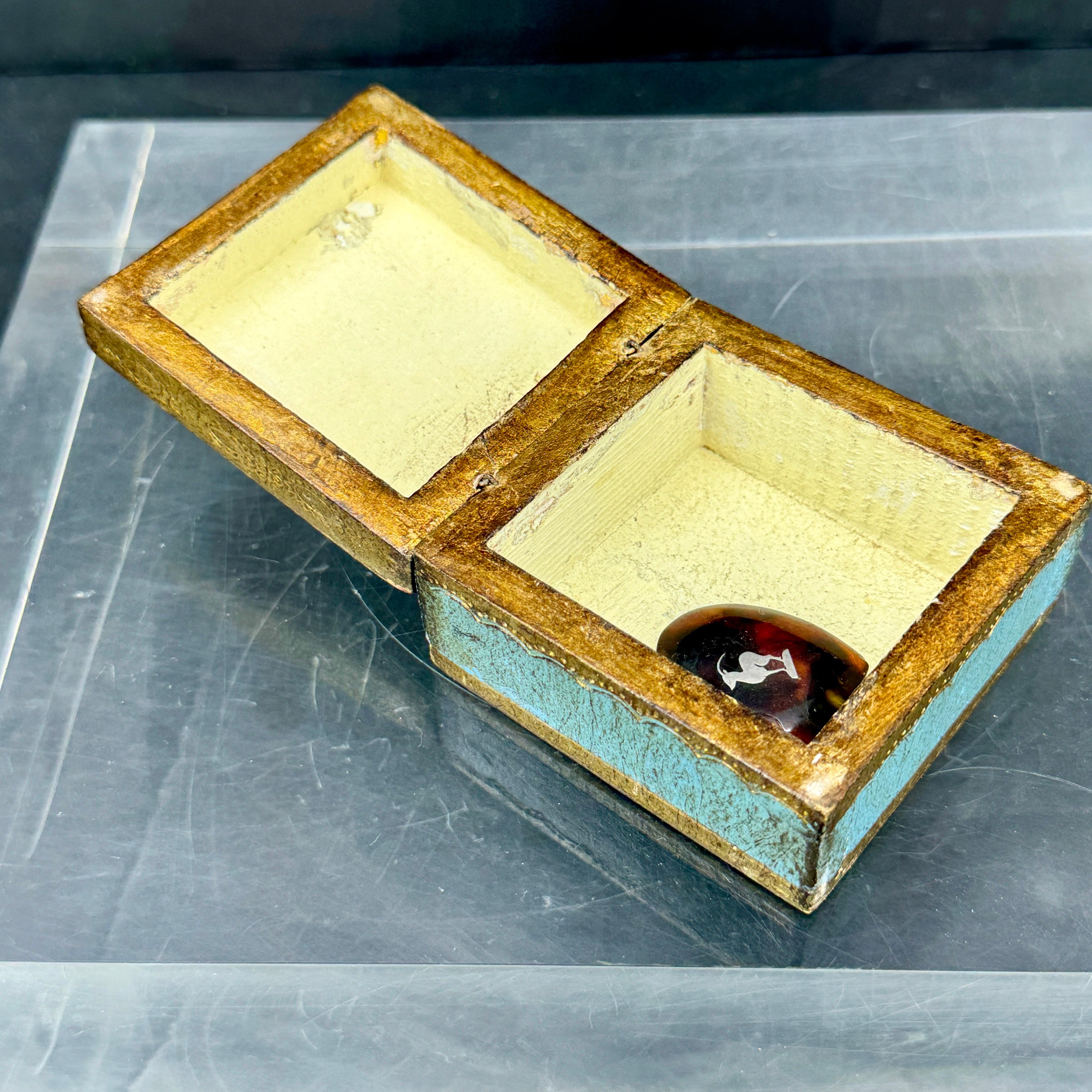 Pequeña caja cuadrada de baratijas florentina antigua de madera azul y dorada en venta 1