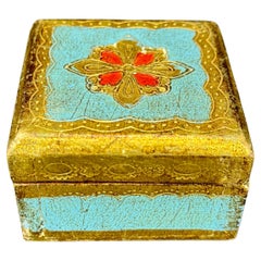 Pequeña caja cuadrada de baratijas florentina antigua de madera azul y dorada