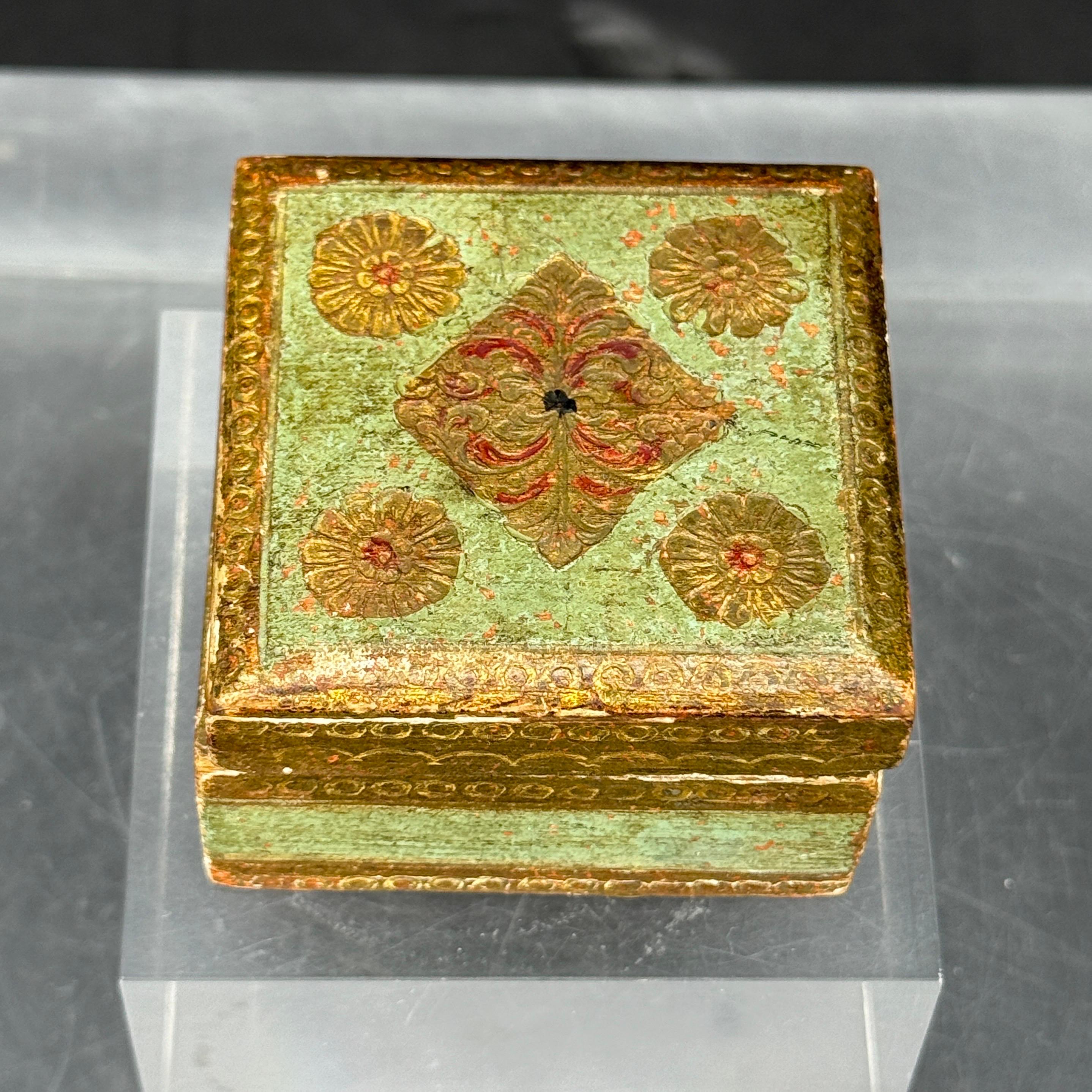 Small Square Florentine Green and Gilt Wood Trinket Box For Sale 3