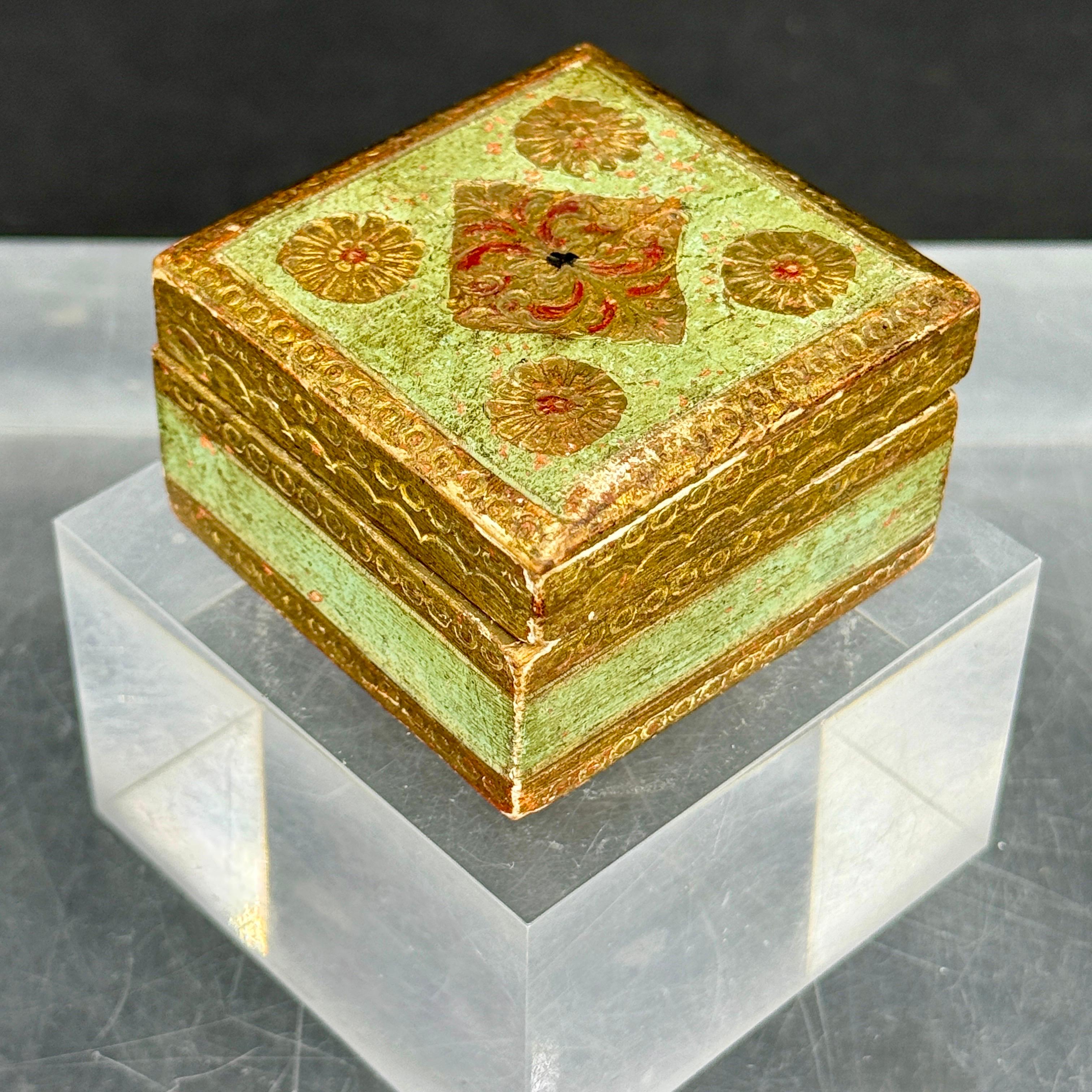 Small Square Florentine Green and Gilt Wood Trinket Box For Sale 5