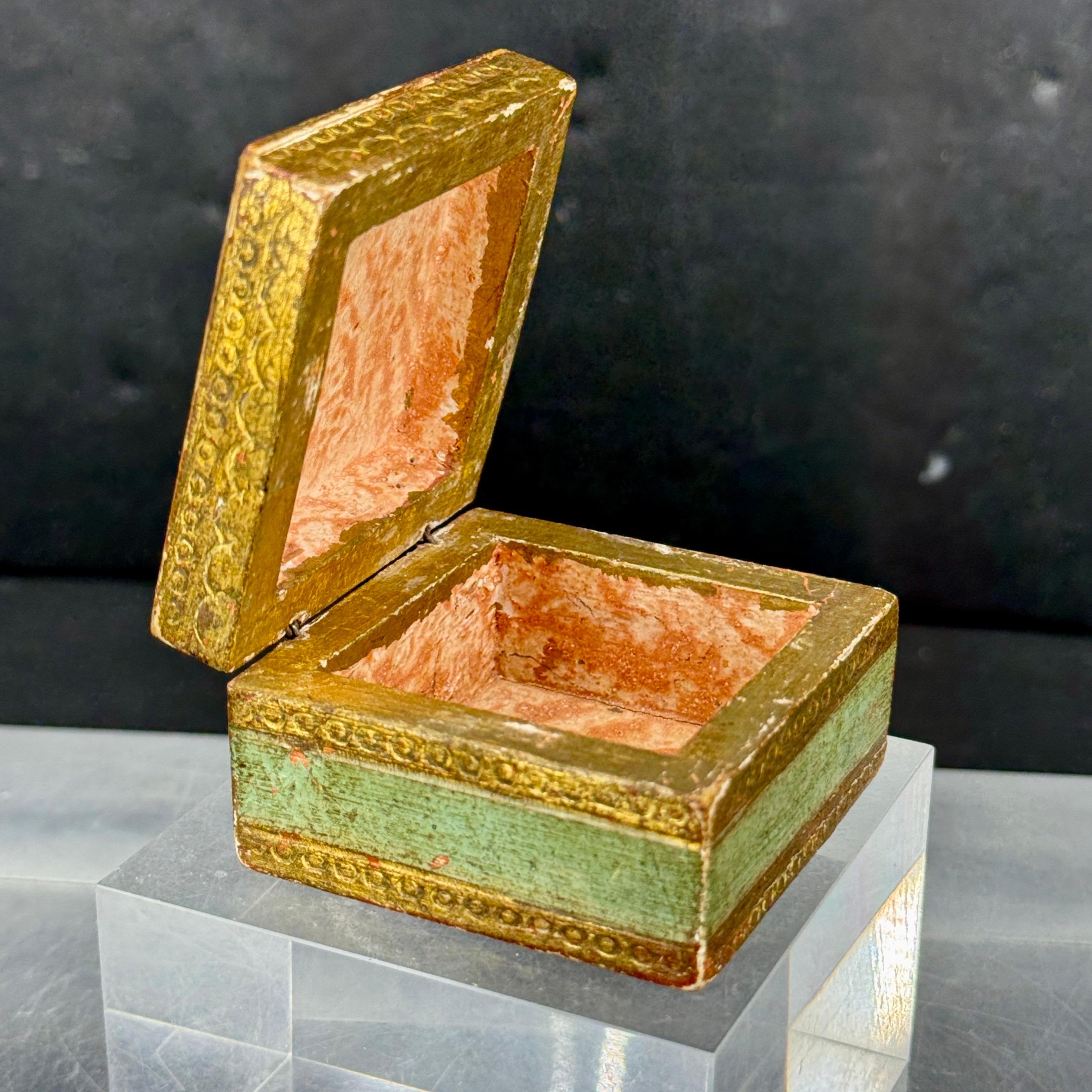 Small Square Florentine Green and Gilt Wood Trinket Box For Sale 6