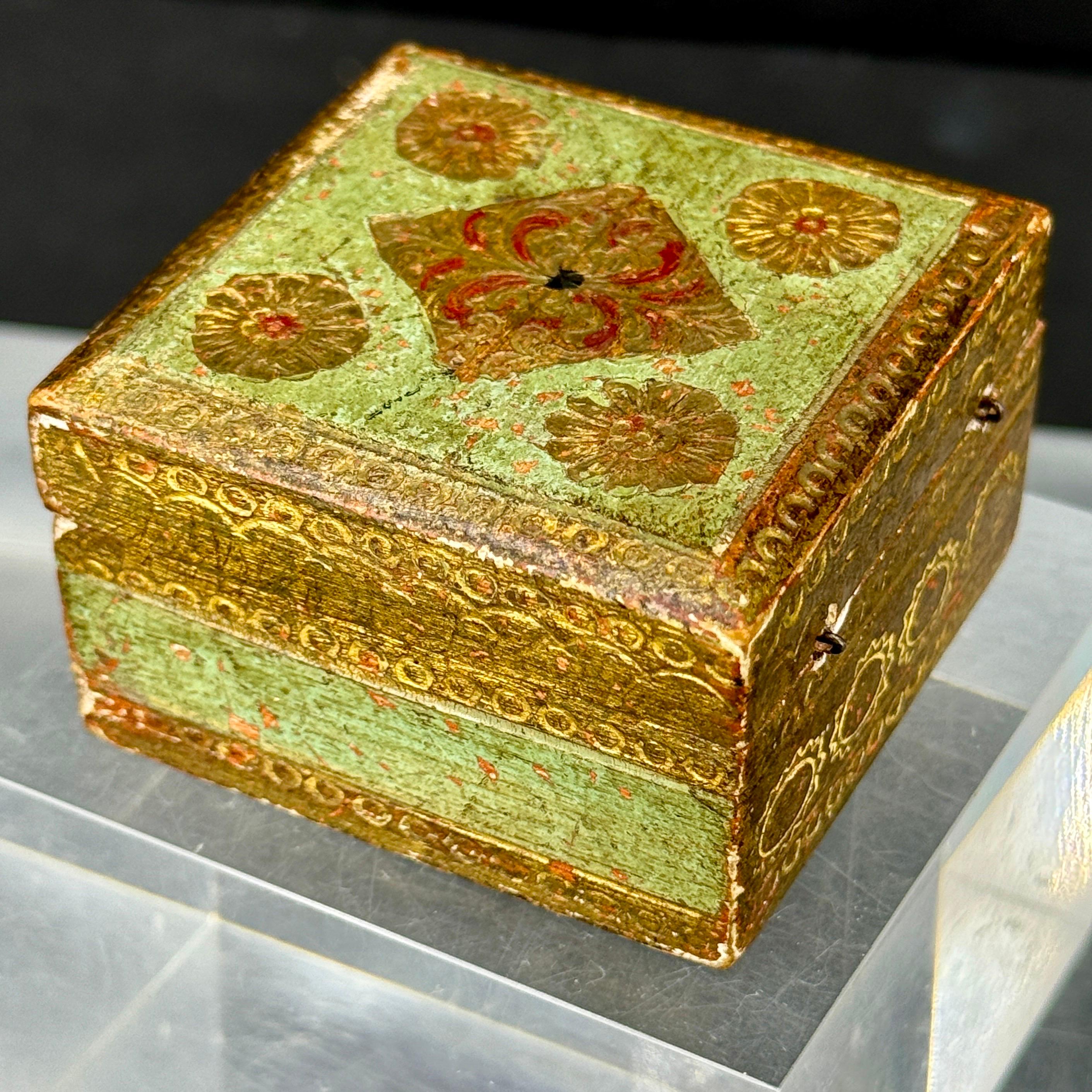 Small Square Florentine Green and Gilt Wood Trinket Box In Good Condition For Sale In Haddonfield, NJ