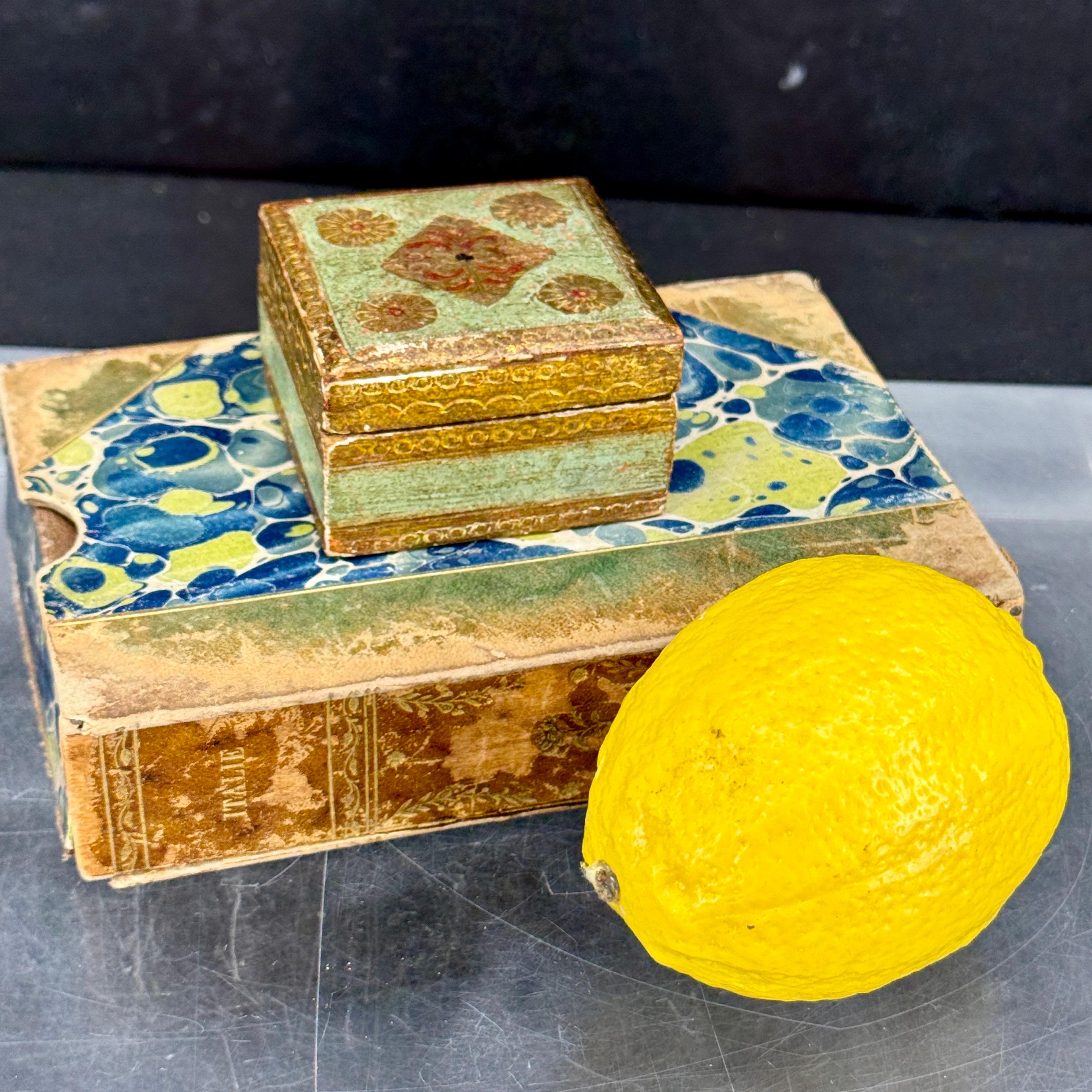 Small Square Florentine Green and Gilt Wood Trinket Box For Sale 1