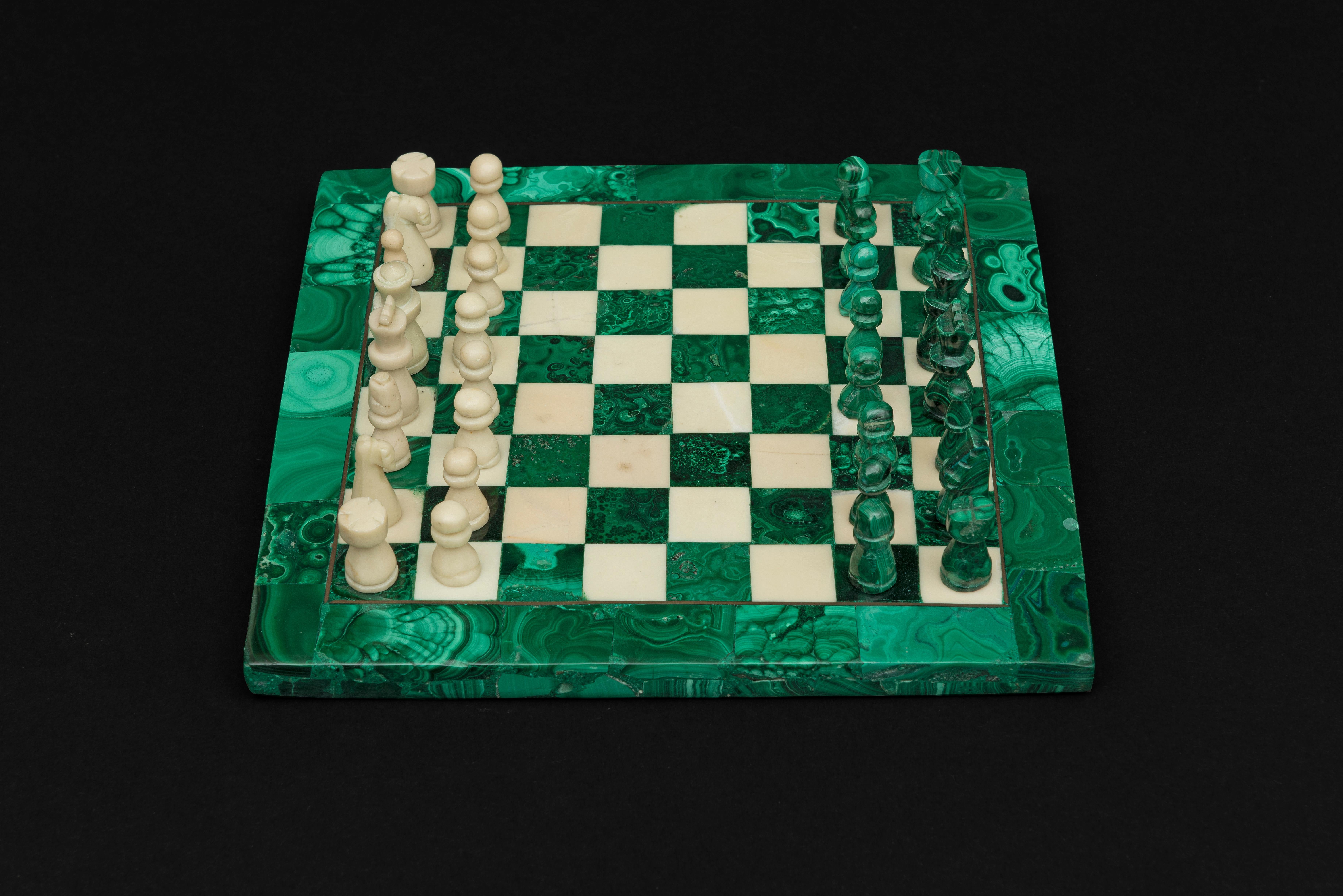 Intagliato Piccola scacchiera quadrata in malachite e marmo in vendita