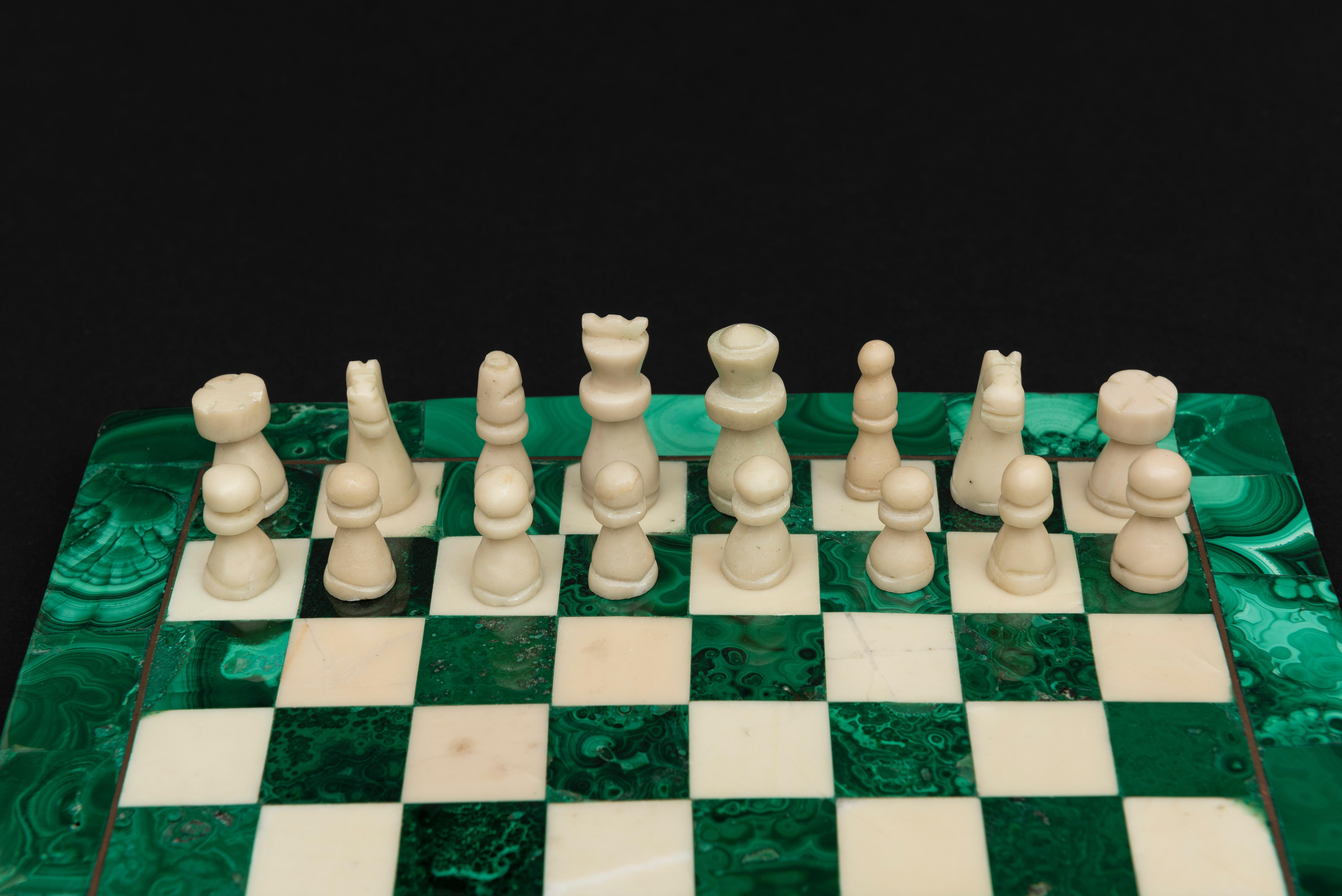 XX secolo Piccola scacchiera quadrata in malachite e marmo in vendita