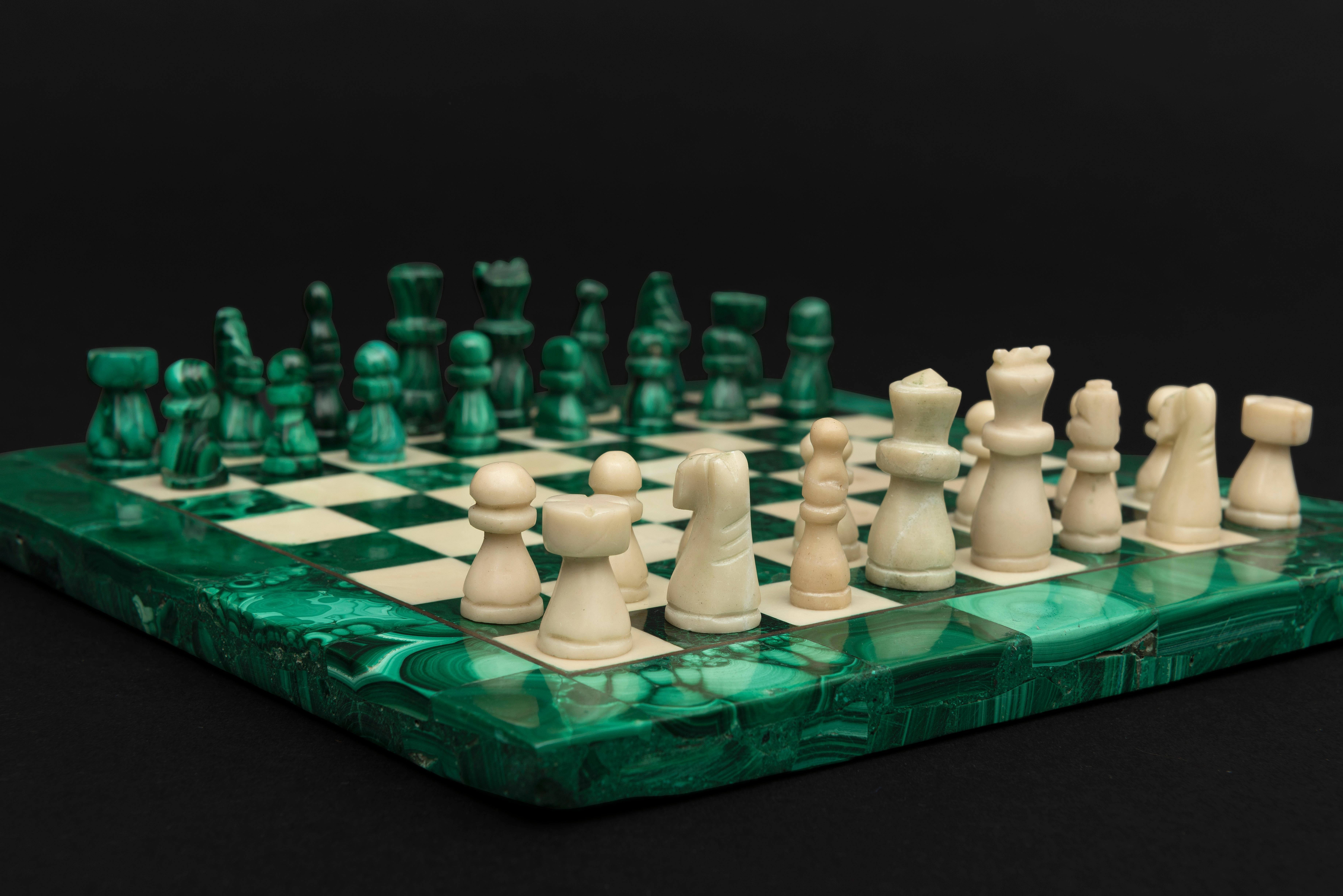 Piccola scacchiera quadrata in malachite e marmo in vendita 1