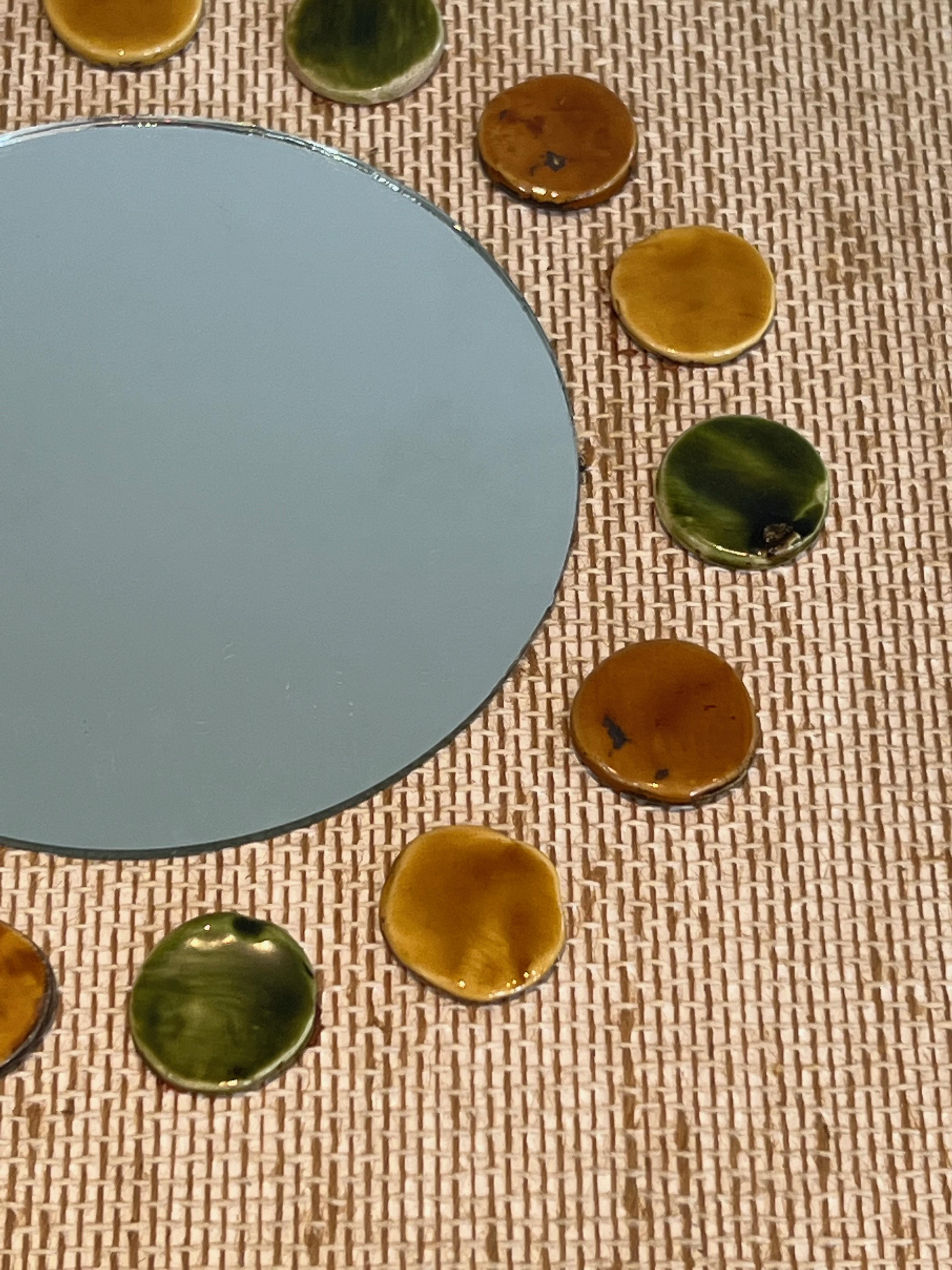 Piccolo specchio quadrato realizzato con elementi rotondi in rafia e ceramica colorata. in vendita 3