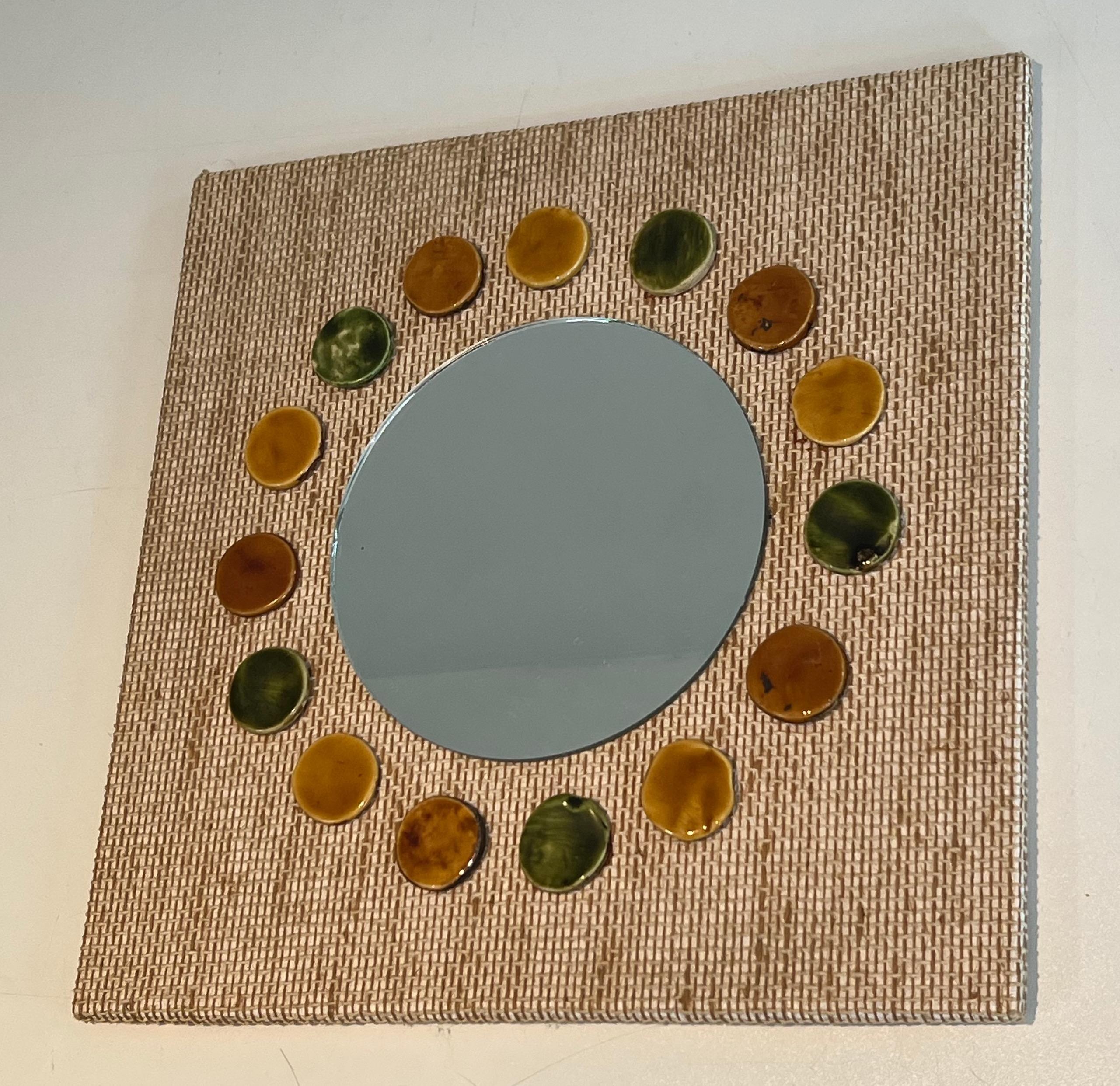 Europeo Piccolo specchio quadrato realizzato con elementi rotondi in rafia e ceramica colorata. in vendita