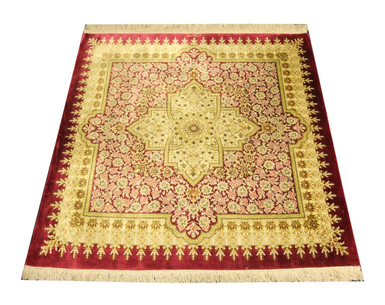 Petit tapis carré en soie fait à la main, tapis oriental en laine rouge  crème - En vente sur 1stDibs