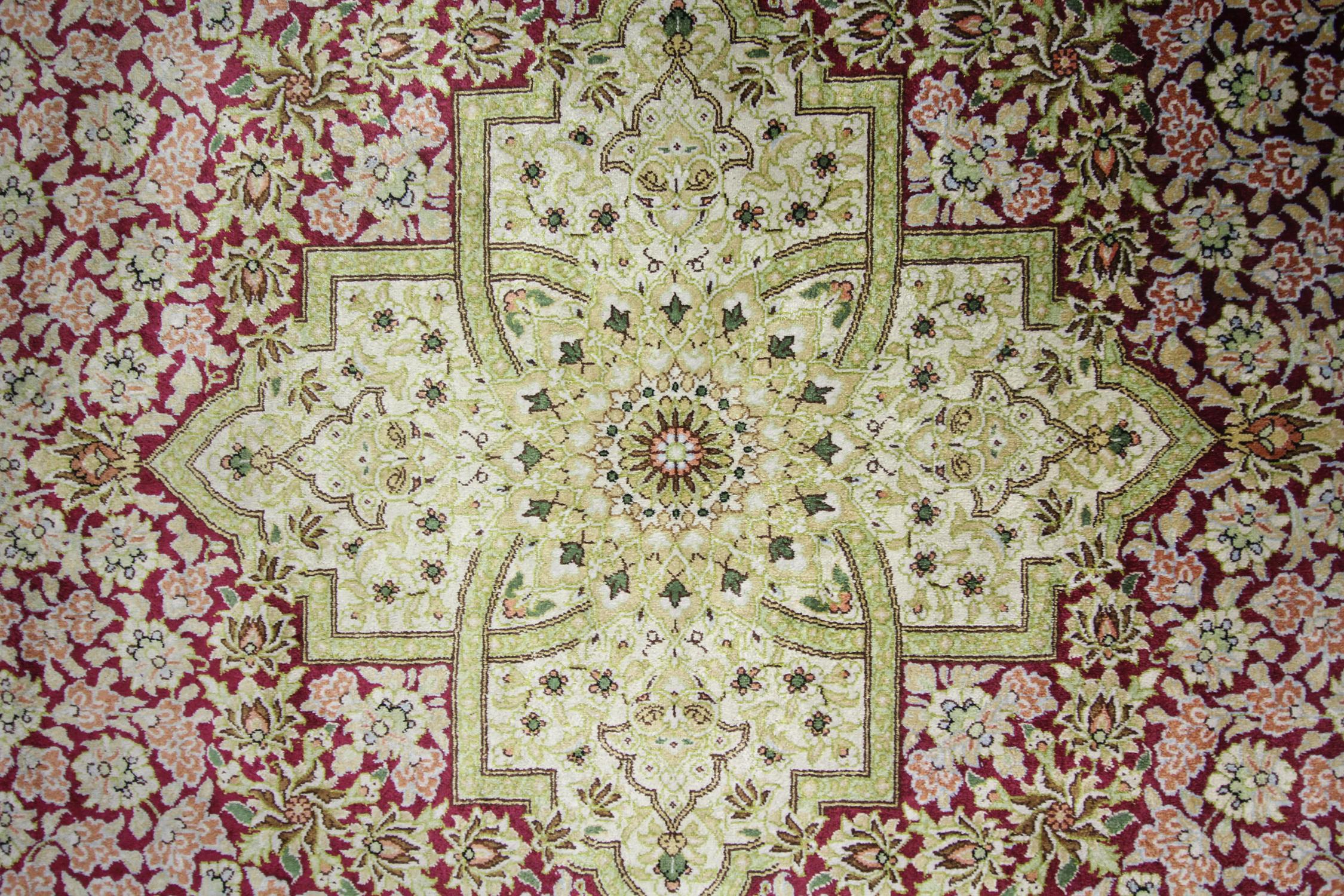 Azerbaïdjanais Petit tapis carré fait main, tapis oriental en laine rouge crème en vente