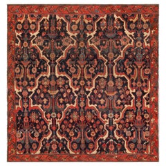 Petit tapis persan tribal ancien de forme carrée du nord-ouest des États-Unis, 4'8" x 4'9"