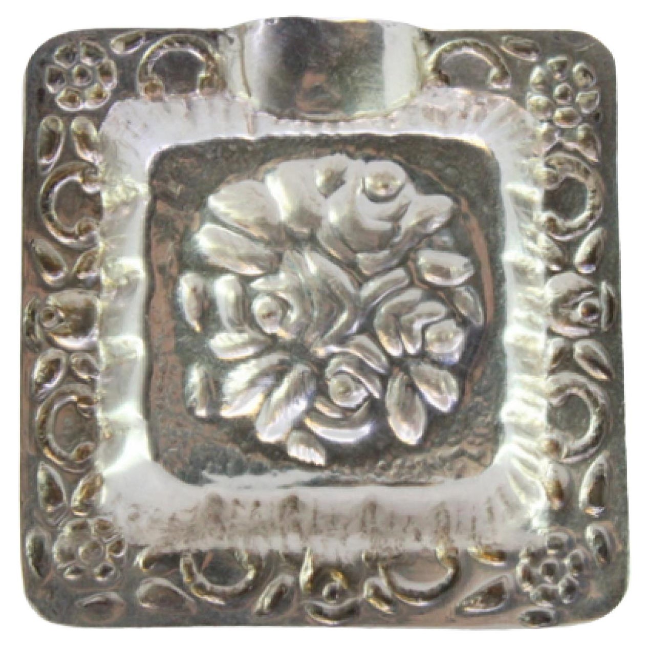 Small square-shaped silver ashtray with flower reliefs For Sale