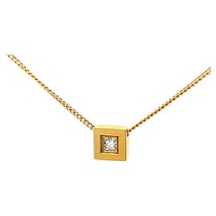 Petit collier carré en or jaune 18 carats avec un seul diamant