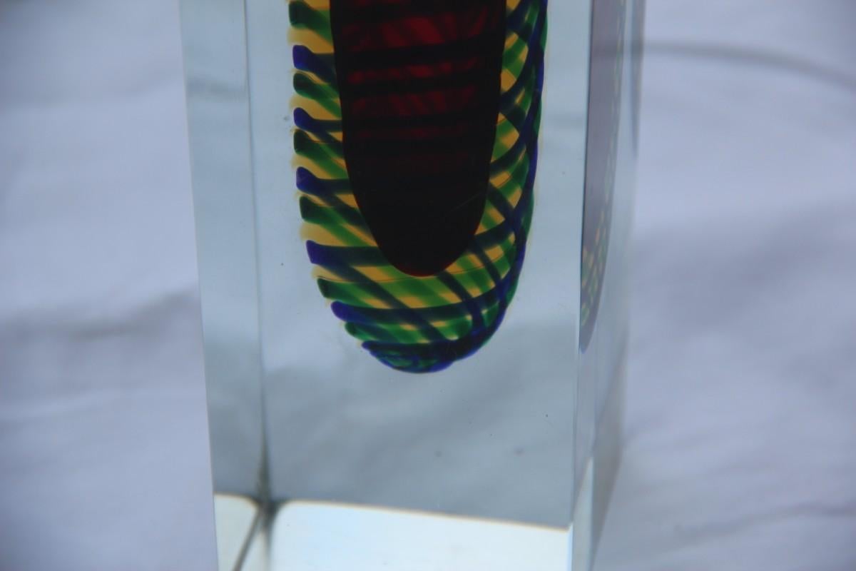 Petit vase carré en verre massif de Murano, intérieur vert jaune rouge.
