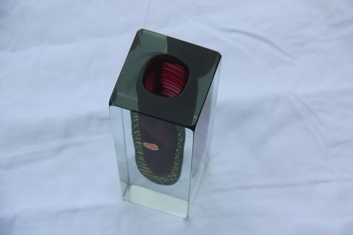 Petit carré massif  Vase en verre de Murano intérieur, couleurs verte, jaune et rouge, années 1960 Bon état - En vente à Palermo, Sicily