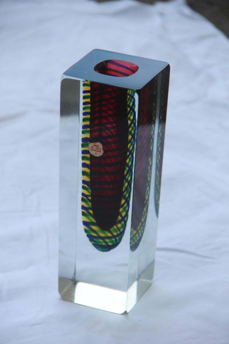 Verre de Murano Petit carré massif  Vase en verre de Murano intérieur, couleurs verte, jaune et rouge, années 1960 en vente