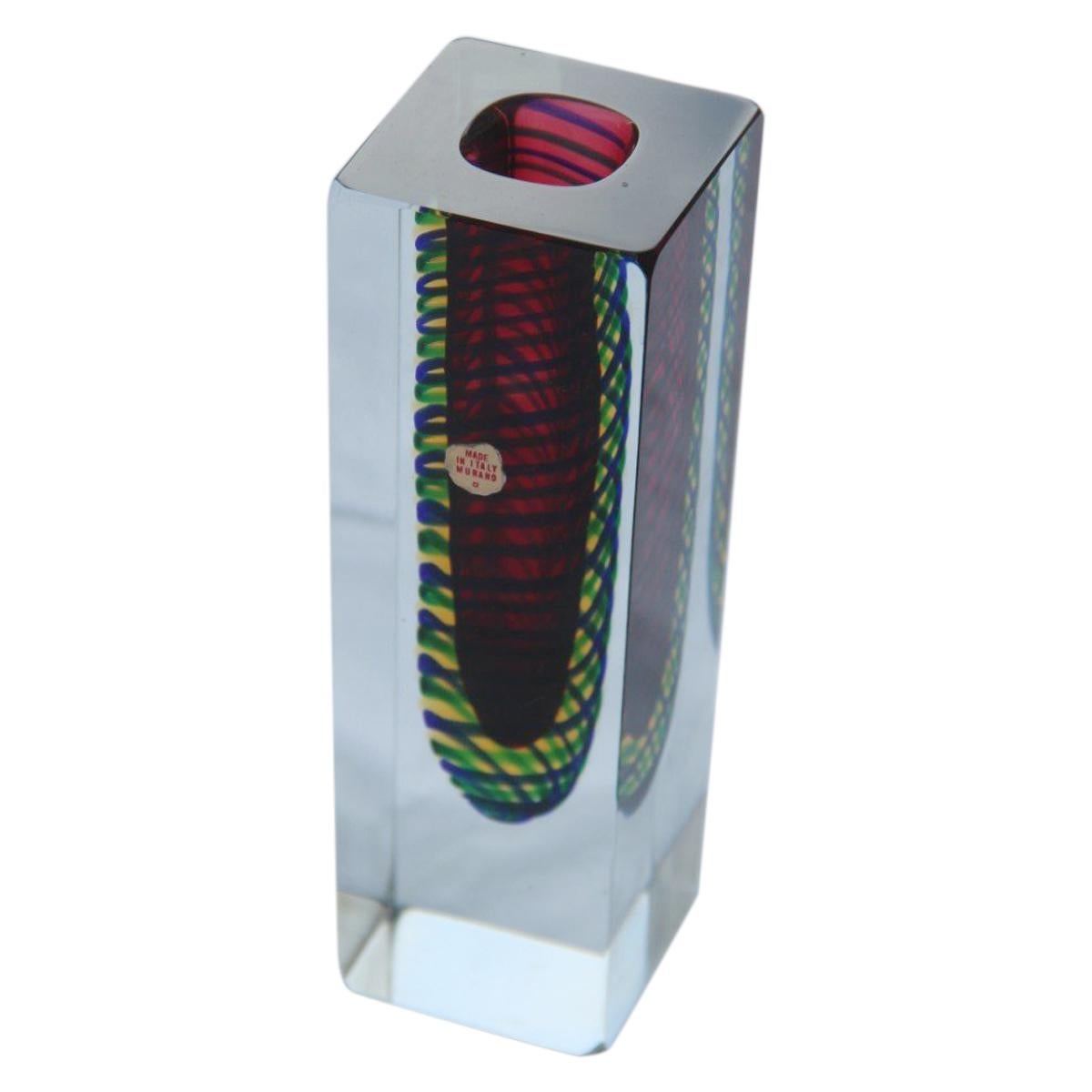 Klein quadratisch massiv  Vase aus Muranoglas innen in grün, gelb und rot, 1960er Jahre im Angebot