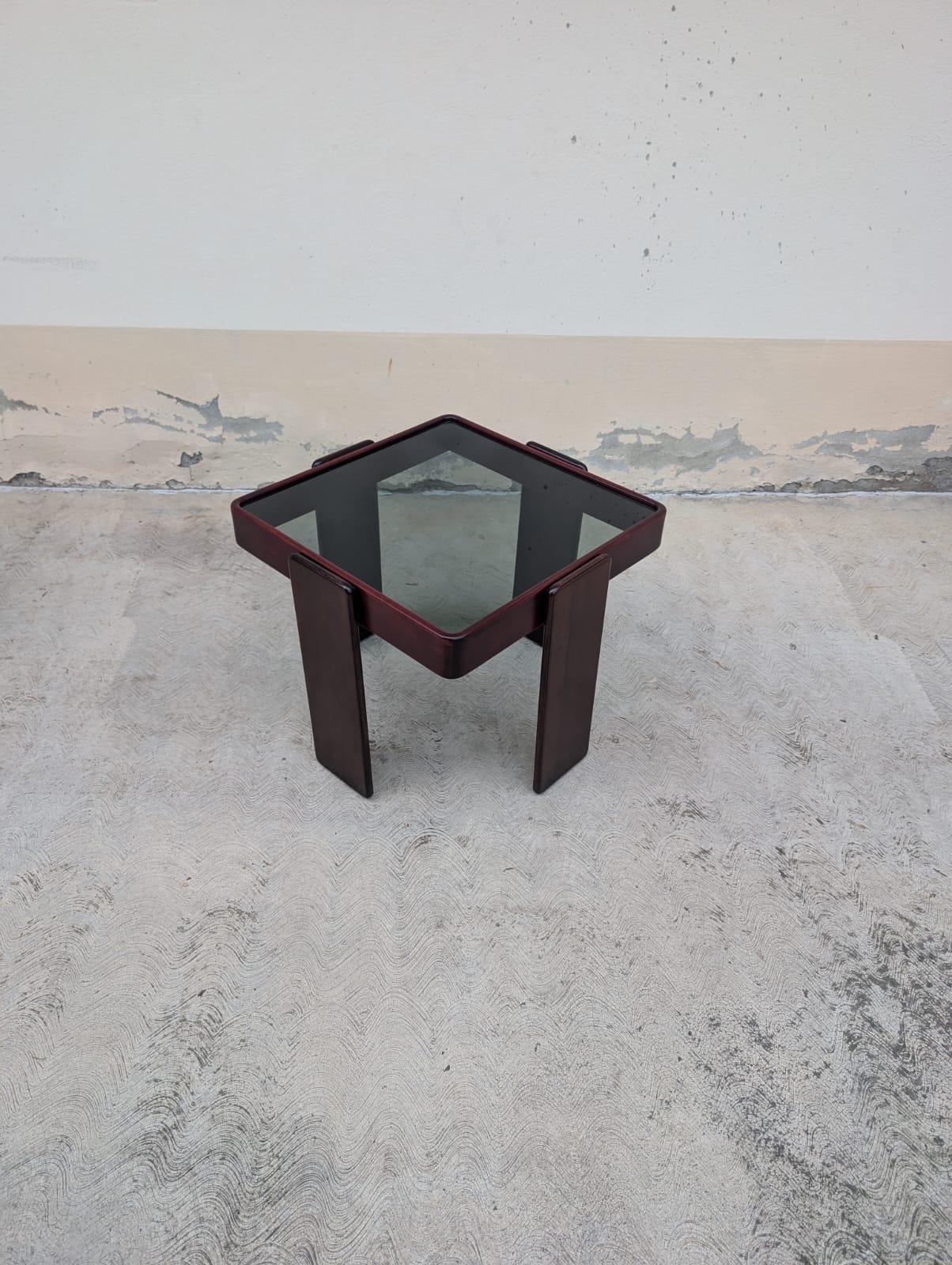 Introducing a wonderful piece of Italian craftsmanship from the 70s, a square Side table designed by well-known Italian architect and designer Gianfranco Frattini. This simple but sophisticated and elegant piece of furniture, produced by the