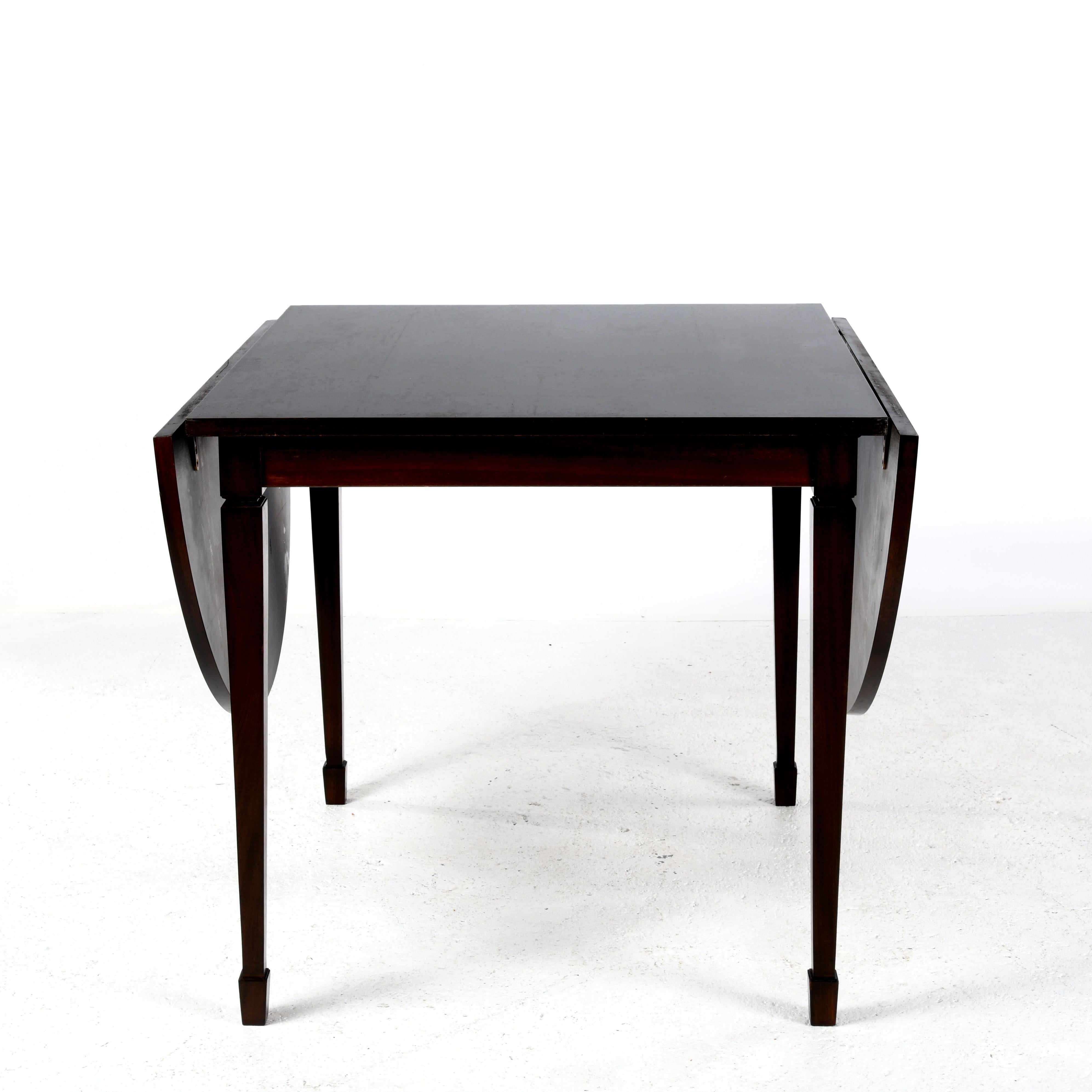 Kleiner quadratischer Tisch mit zwei abgerundeten Verlängerungen, die einen ovalen Tisch bilden im Zustand „Gut“ im Angebot in SAINT-YRIEIX-SUR-CHARENTE, FR