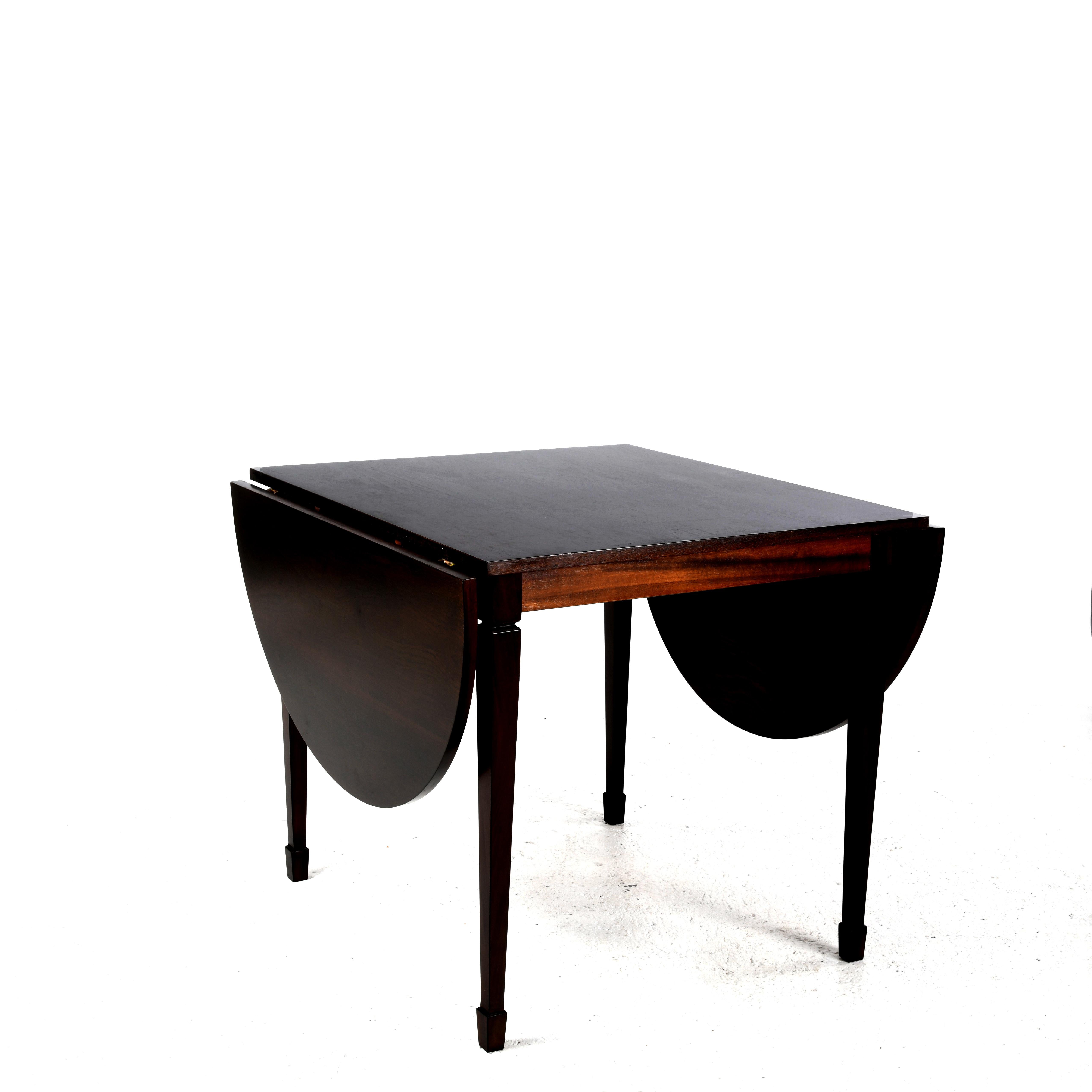 Milieu du XXe siècle Petite table carrée avec deux extensions arrondies formant une table ovale en vente