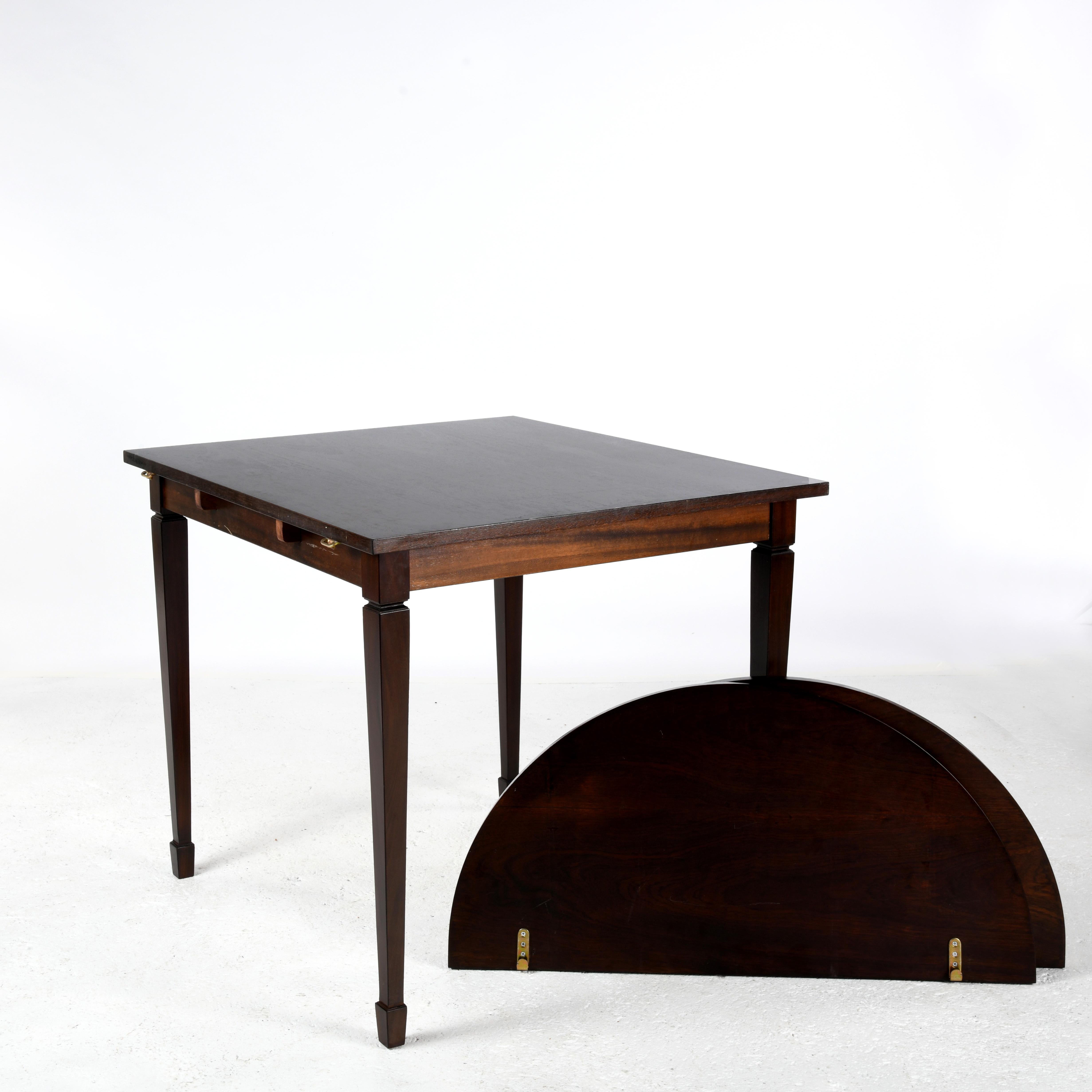 Kleiner quadratischer Tisch mit zwei abgerundeten Verlängerungen, die einen ovalen Tisch bilden (Holz) im Angebot