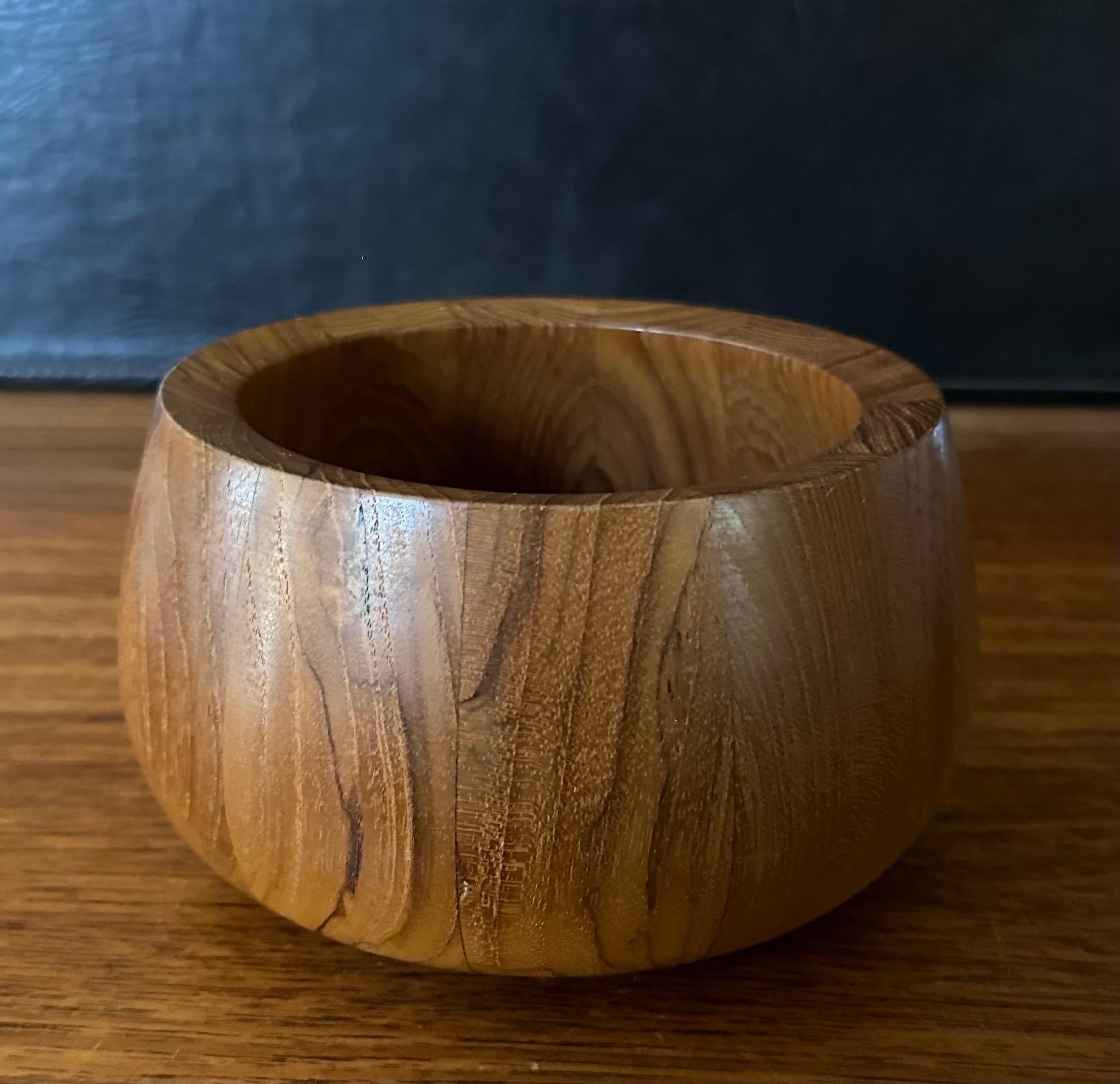 Cuenco pequeño de teca tallada por Jens Quistgaard para Dansk Danés en venta