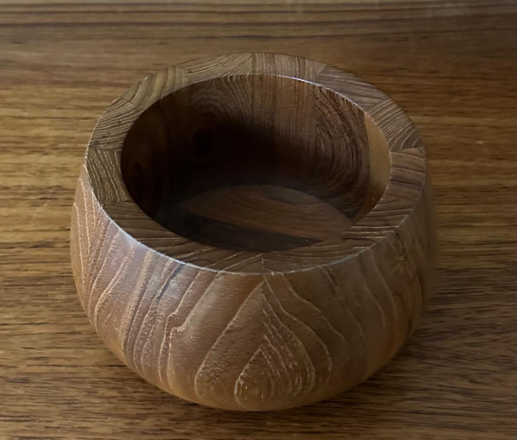 Cuenco pequeño de teca tallada por Jens Quistgaard para Dansk siglo XX en venta