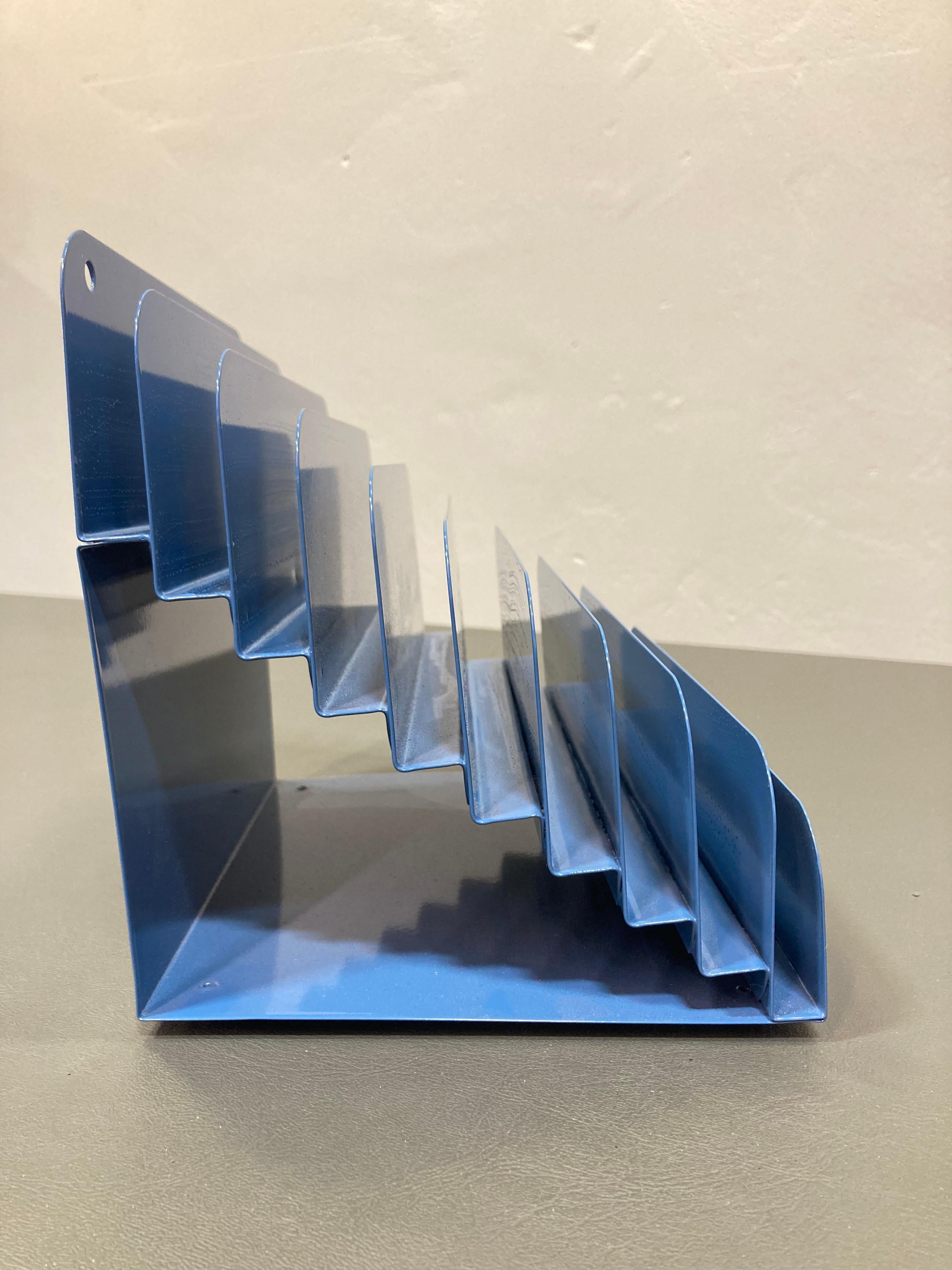 Dieser kompakte Vintage-Organizer mit 10 Fächern sorgt für Ordnung in Ihrer Post und Ihren Dokumenten. Der aus der Mitte des Jahrhunderts stammende Aktenordner wurde frisch pulverbeschichtet in einem beruhigenden Mondblau (5007). 

Wenden Sie sich