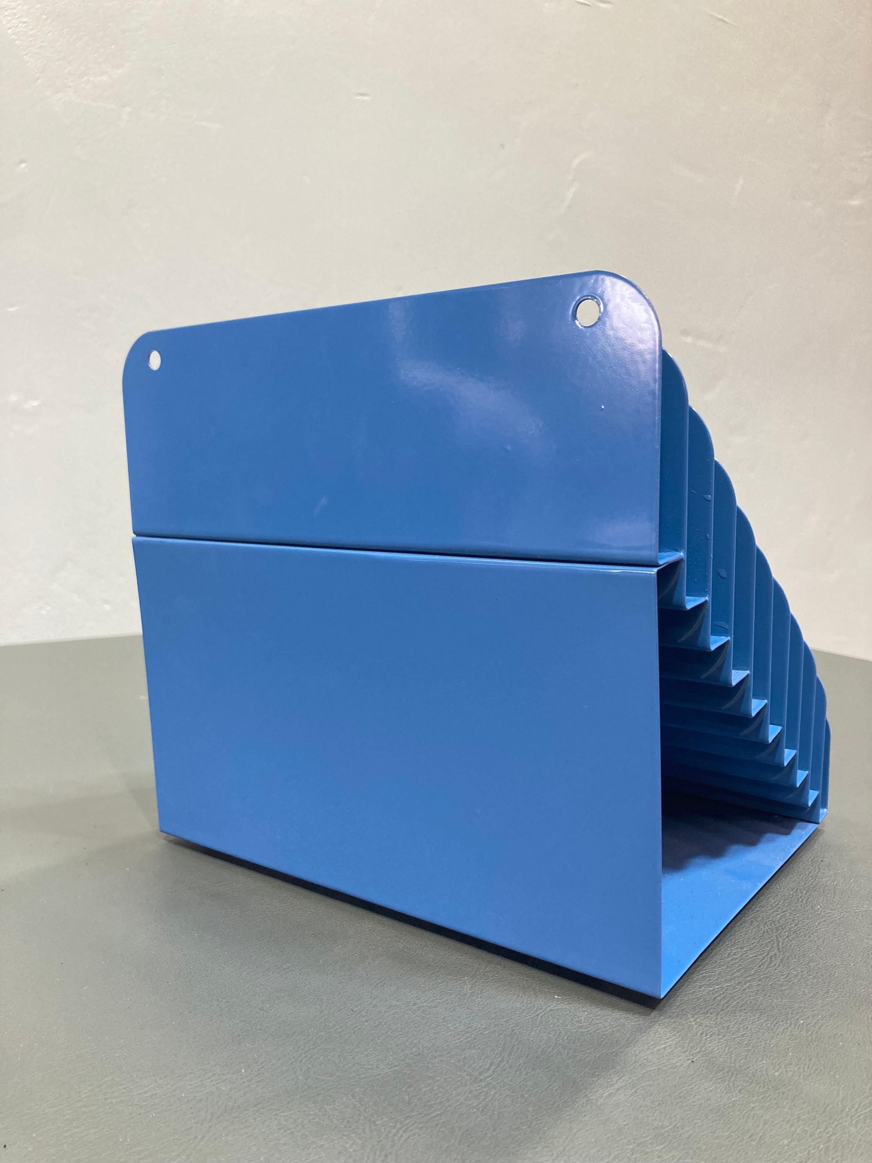 Stepped 10-Slot Stahl Organizer mit Stecker in Mondblau - neu lackiert im Zustand „Hervorragend“ in Alhambra, CA