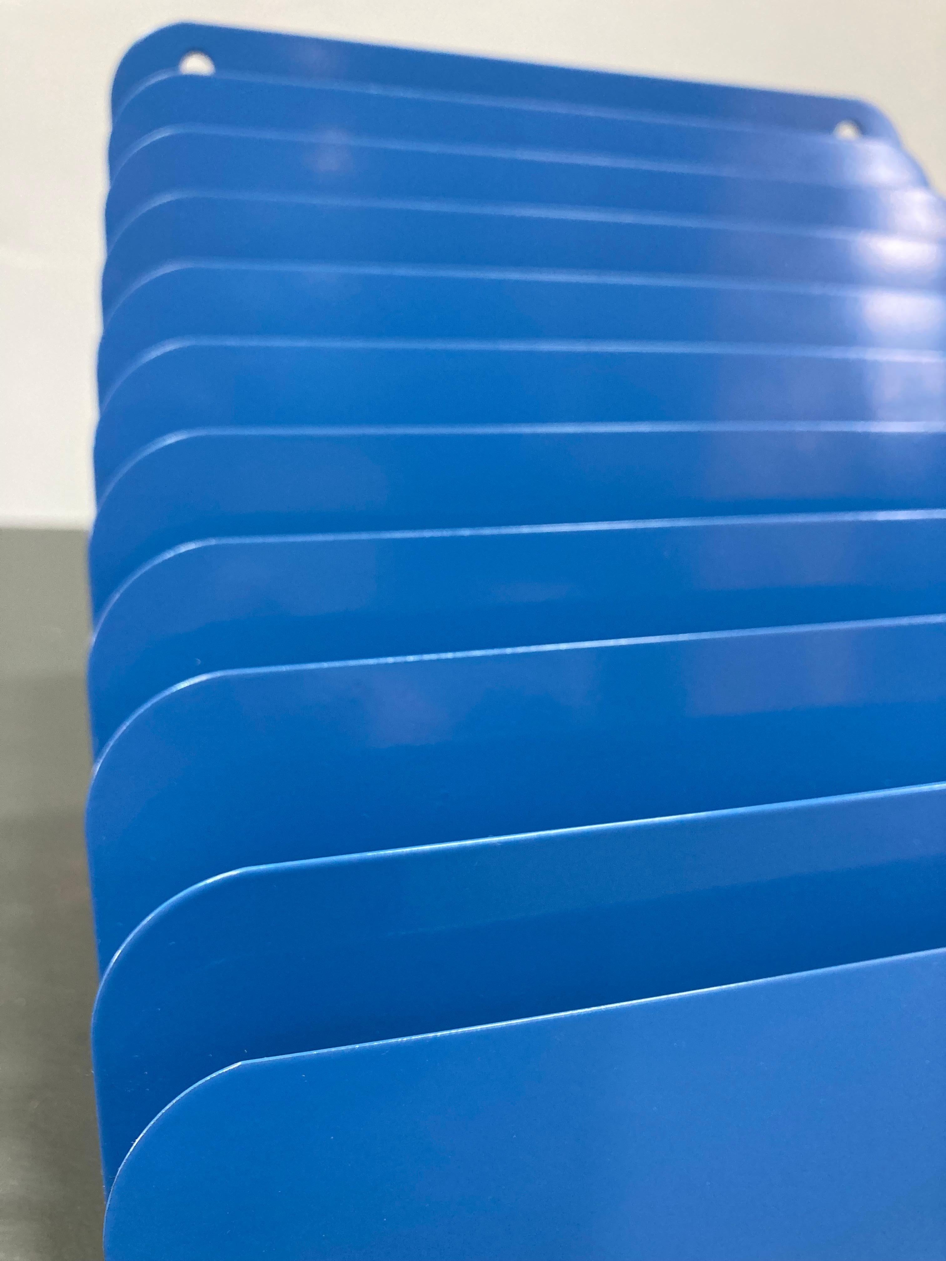 Stepped 10-Slot Stahl Organizer mit Stecker in Mondblau - neu lackiert (20. Jahrhundert)