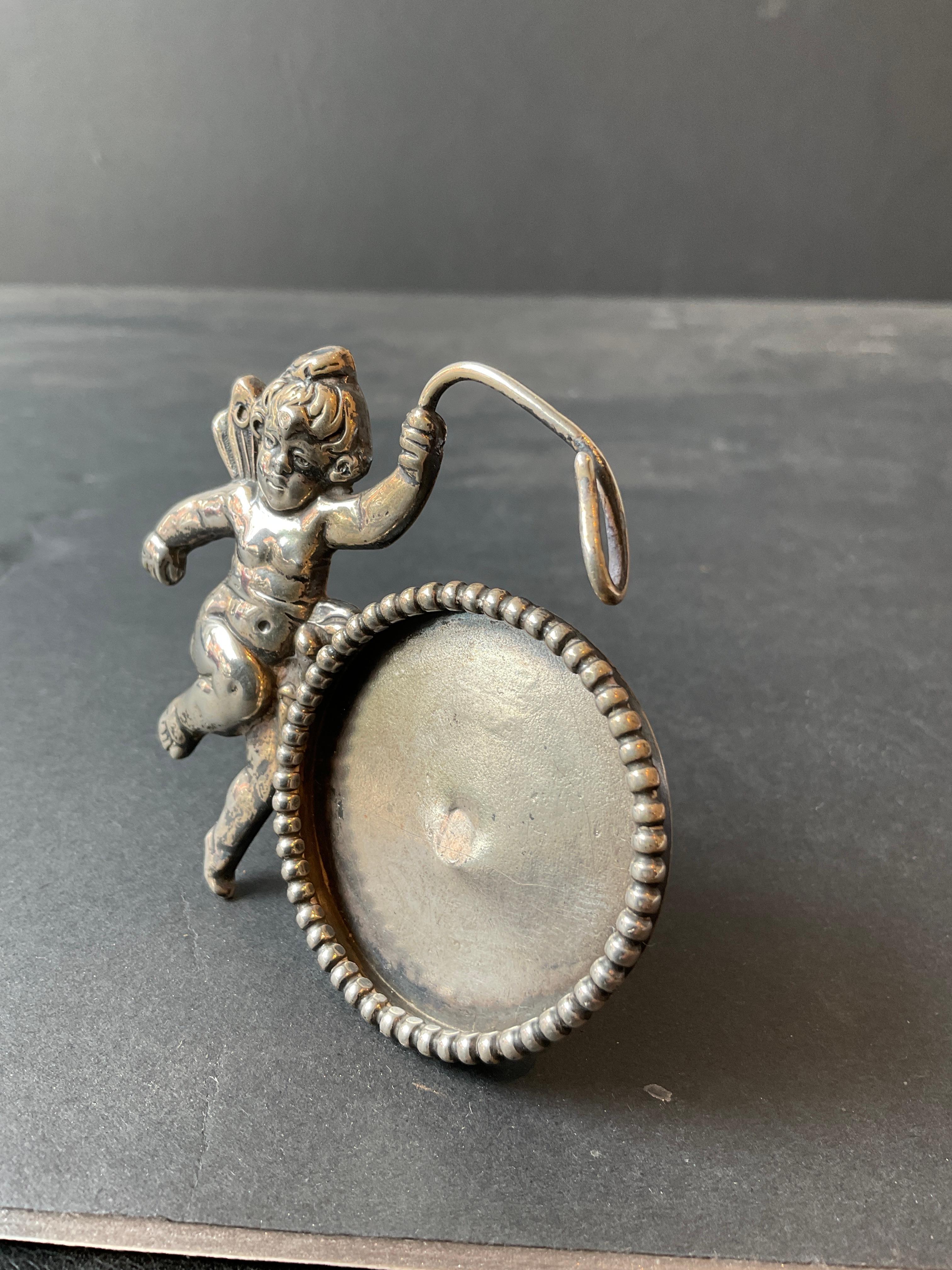 Cornice circolare a forma di cherubino in argento In condizioni buone in vendita a Tarrytown, NY