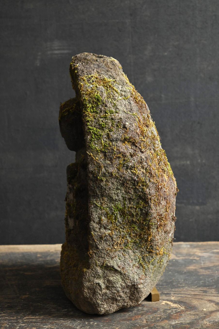 Small stone Buddha made in the Edo period in Japan/18th to 19th century 3