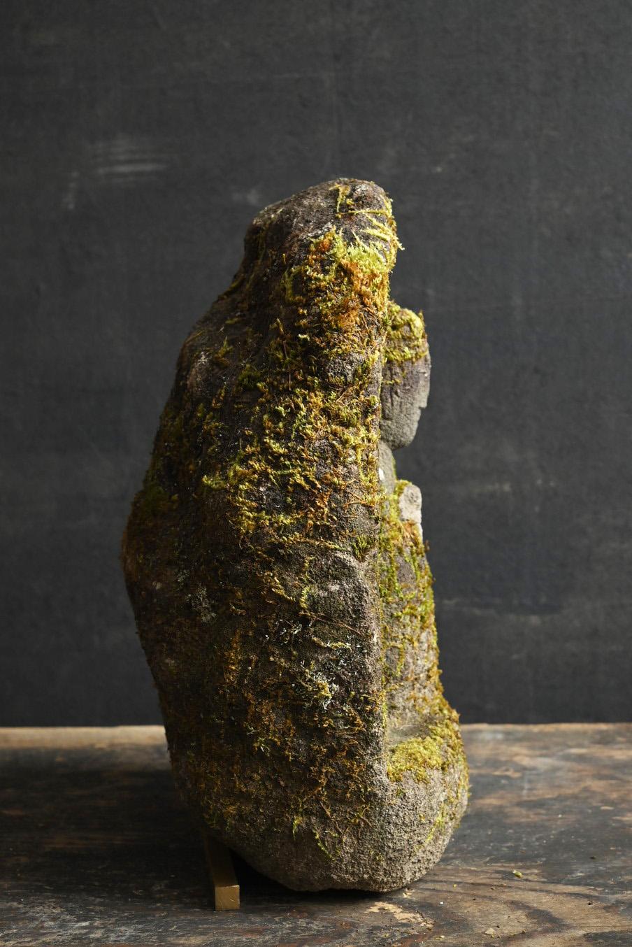 Small stone Buddha made in the Edo period in Japan/18th to 19th century 5