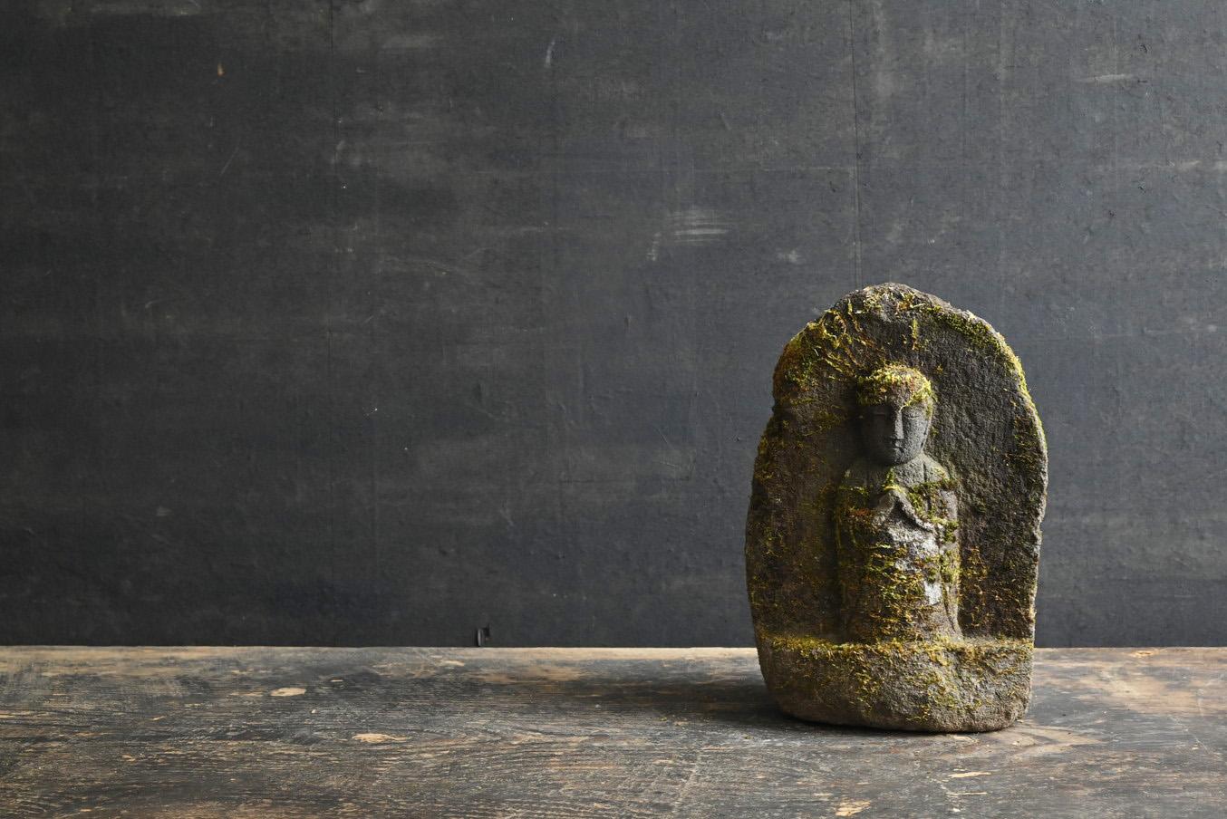 This small stone Buddha dates back to the Edo period (around 1603–1868), and the moss and weathering on the surface of the stone quietly tell the story of time’s passage. Made from stone with a rich natural texture, it was hand-carved by the skilled