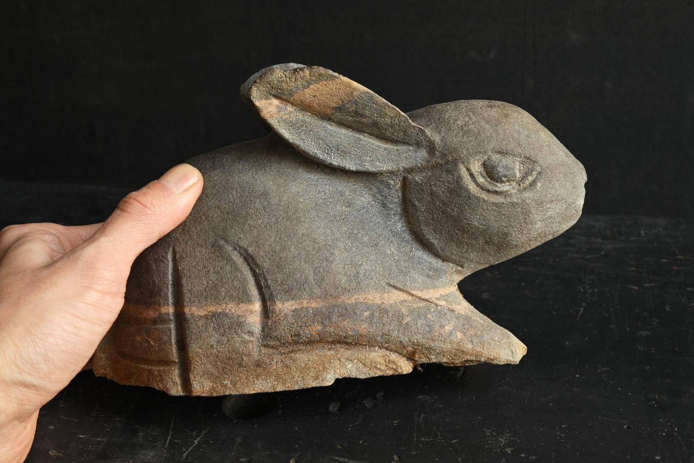 This is a carved stone figurine of a rabbit with a unique design not found in old Japanese stone statues. From the taste of the shape, we can infer that it was made in Korea from the 19th to the middle of the 20th century.

The material is stone