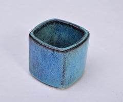 Petit vase bleu danois en grès moderne du milieu du siècle par Stogo
