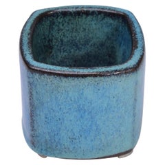 Petit vase bleu danois en grès moderne du milieu du siècle par Stogo