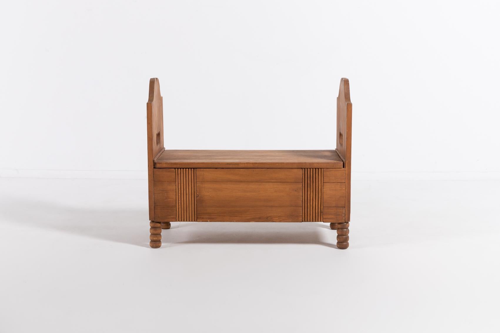 Small solid stained birch storage bench designed in 1910 by Eliel Saarinen for Munkkiniemi Pension. Nice wood work details, equipped with a flap seat.

Condition
Good, age related wear.

Dimensions
length: 75 cm
width: 36 cm
height: 63 cm
seat