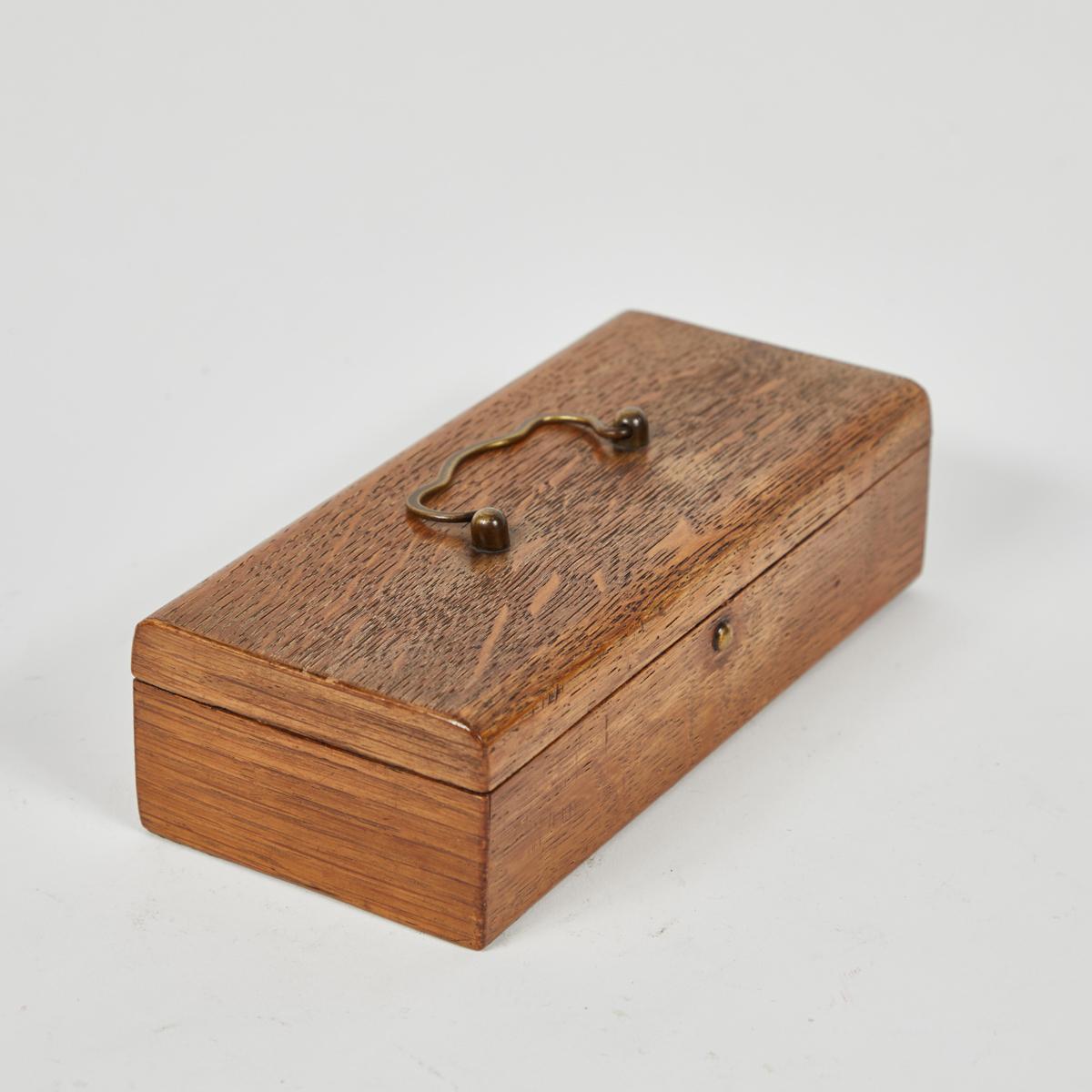 Small Storage Box for Glasses from Late 19th Century England In Good Condition In Los Angeles, CA
