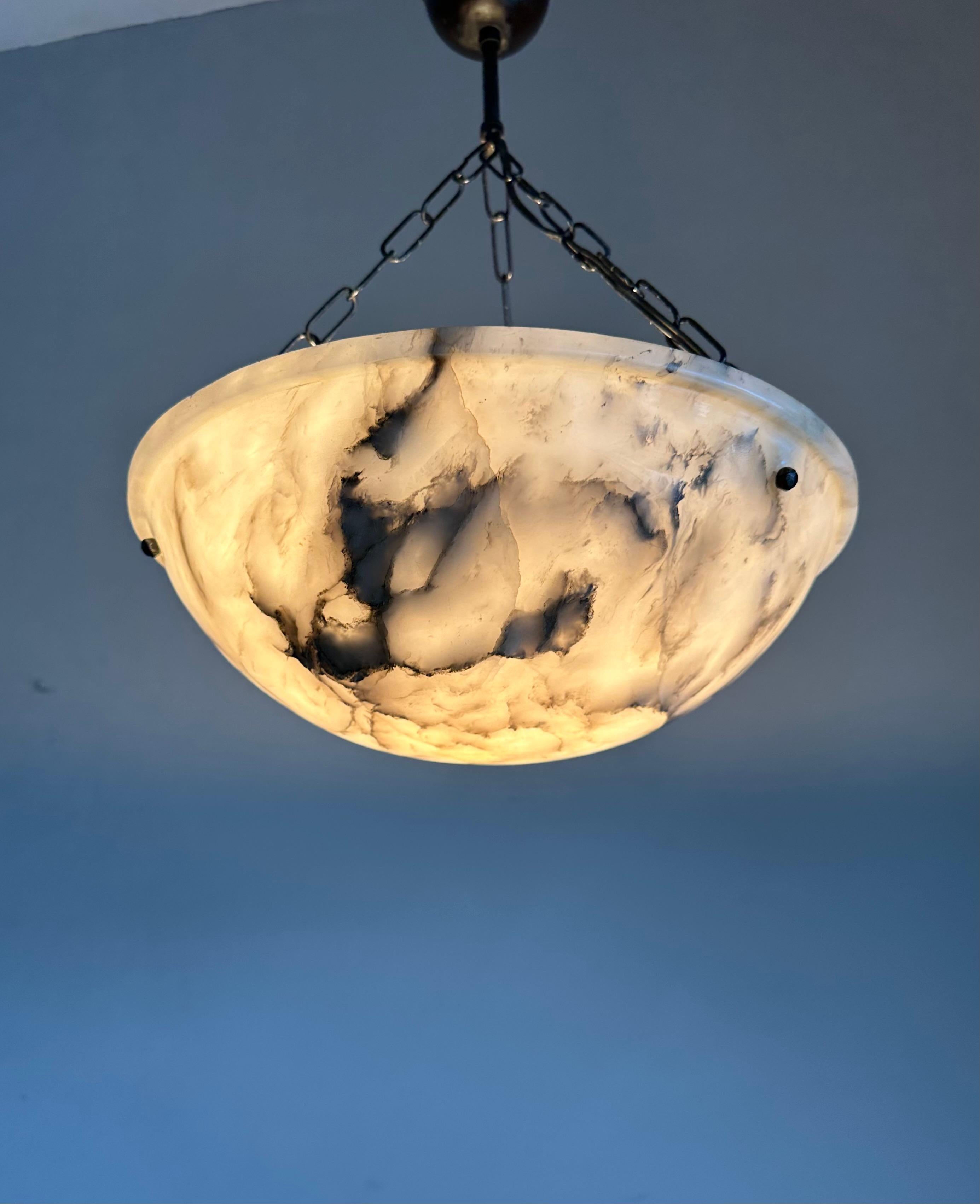Petite lampe suspendue Art Déco en forme de lune en albâtre blanc et noir  en vente 3