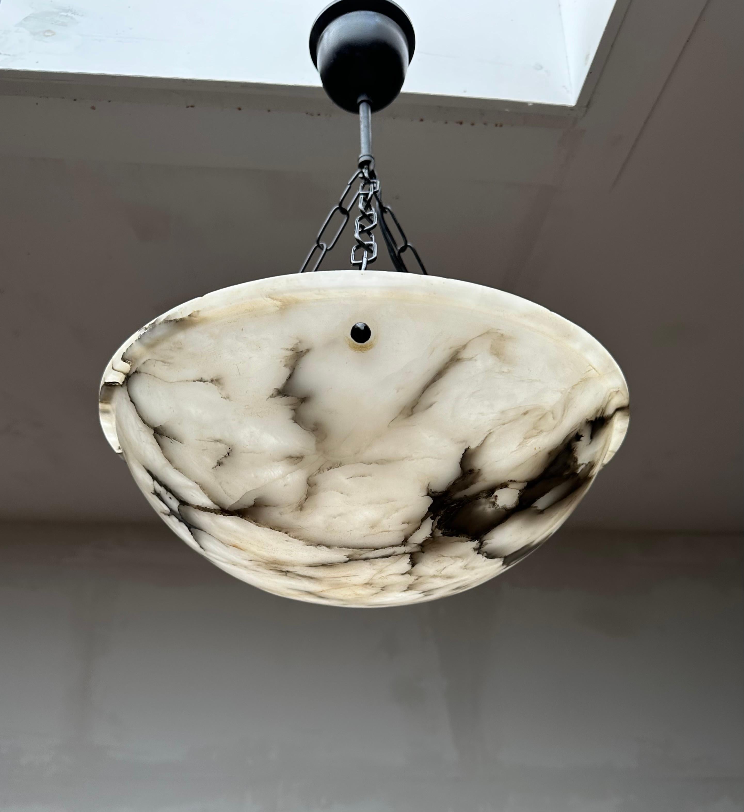 Européen Petite lampe suspendue Art Déco en forme de lune en albâtre blanc et noir  en vente