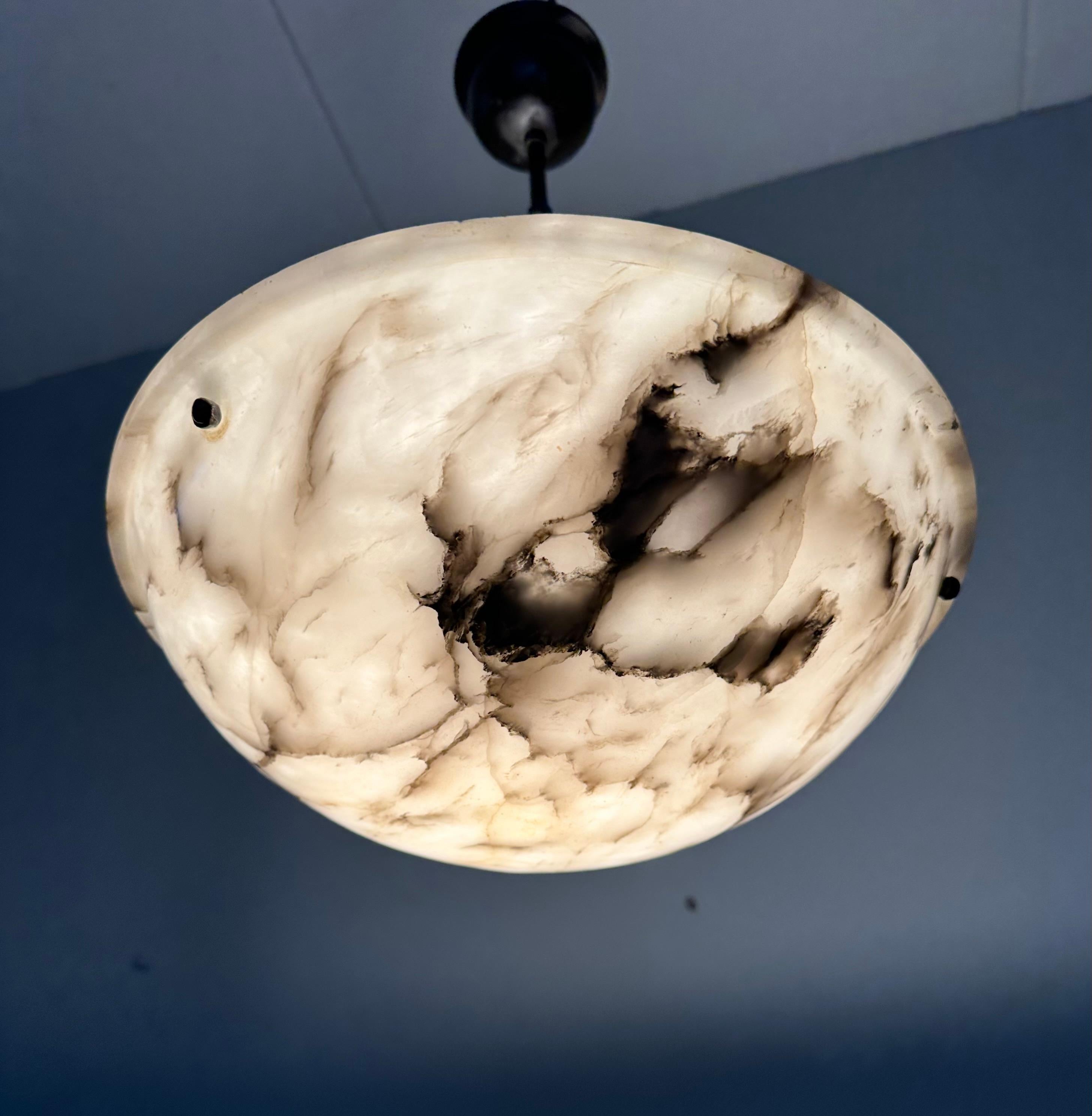 Petite lampe suspendue Art Déco en forme de lune en albâtre blanc et noir  Bon état - En vente à Lisse, NL