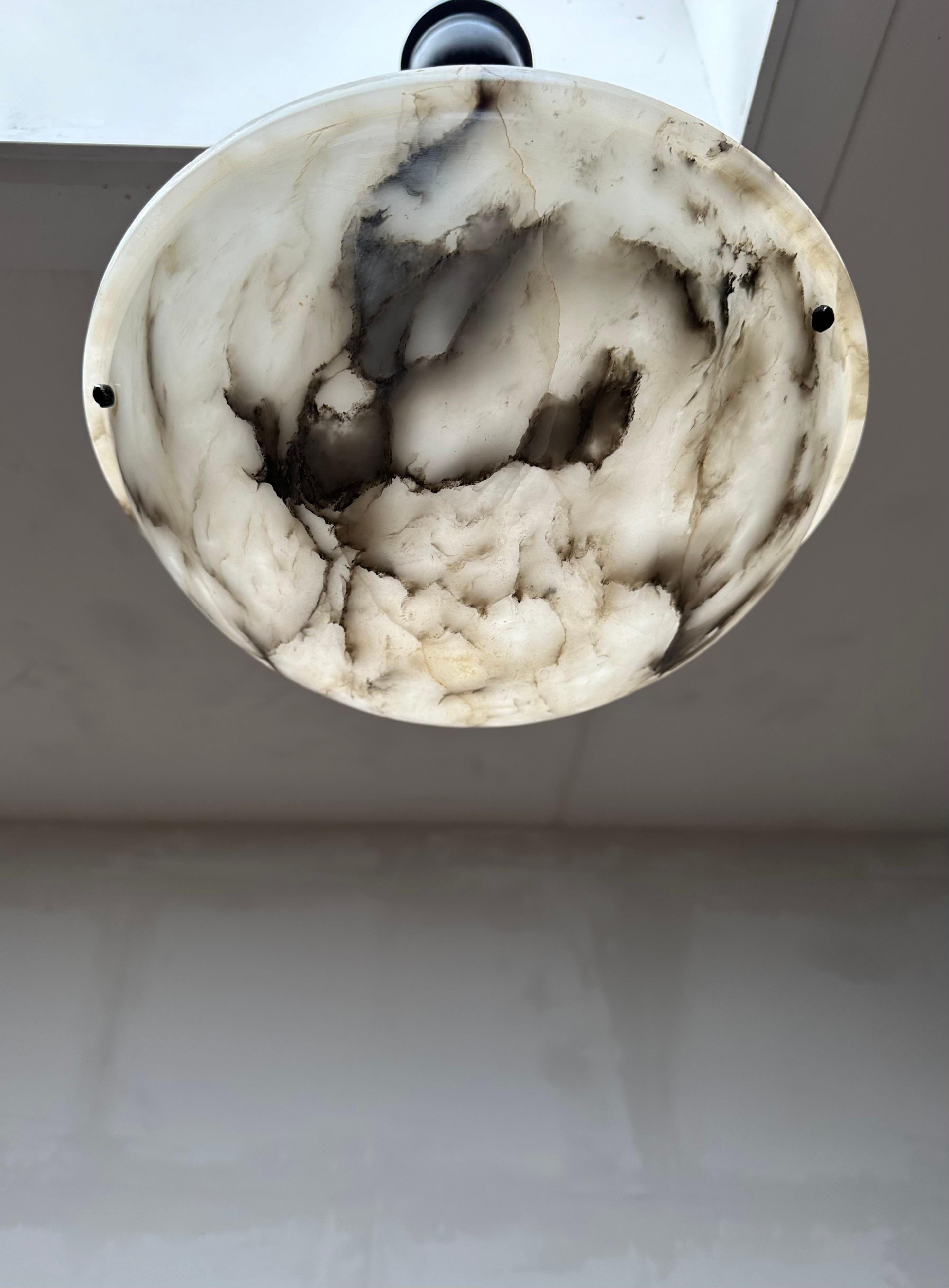Petite lampe suspendue Art Déco en forme de lune en albâtre blanc et noir  en vente 1
