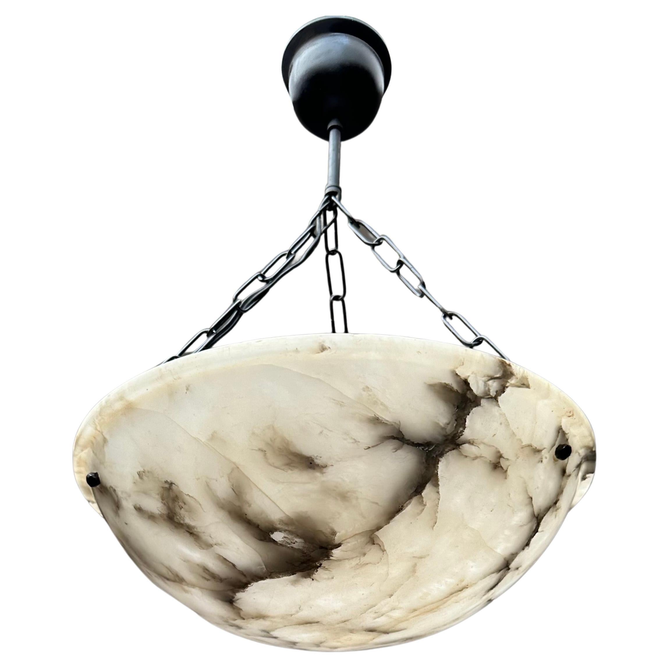 Petite lampe suspendue Art Déco en forme de lune en albâtre blanc et noir  en vente